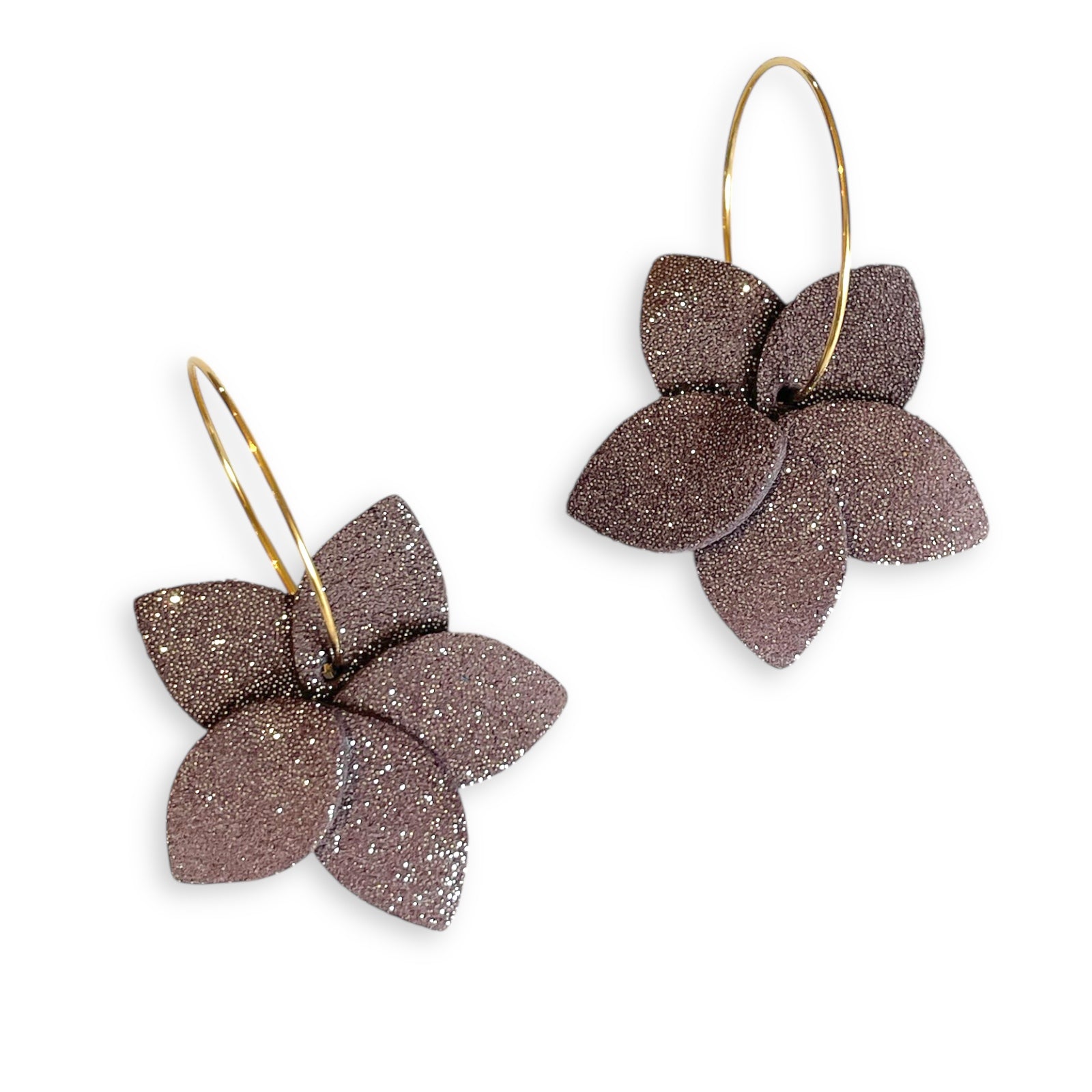 Nune petites boucles d'oreilles créoles Jasmin Pailleté en cuir parme pailleté argent et anneaux dorés, sur fond blanc