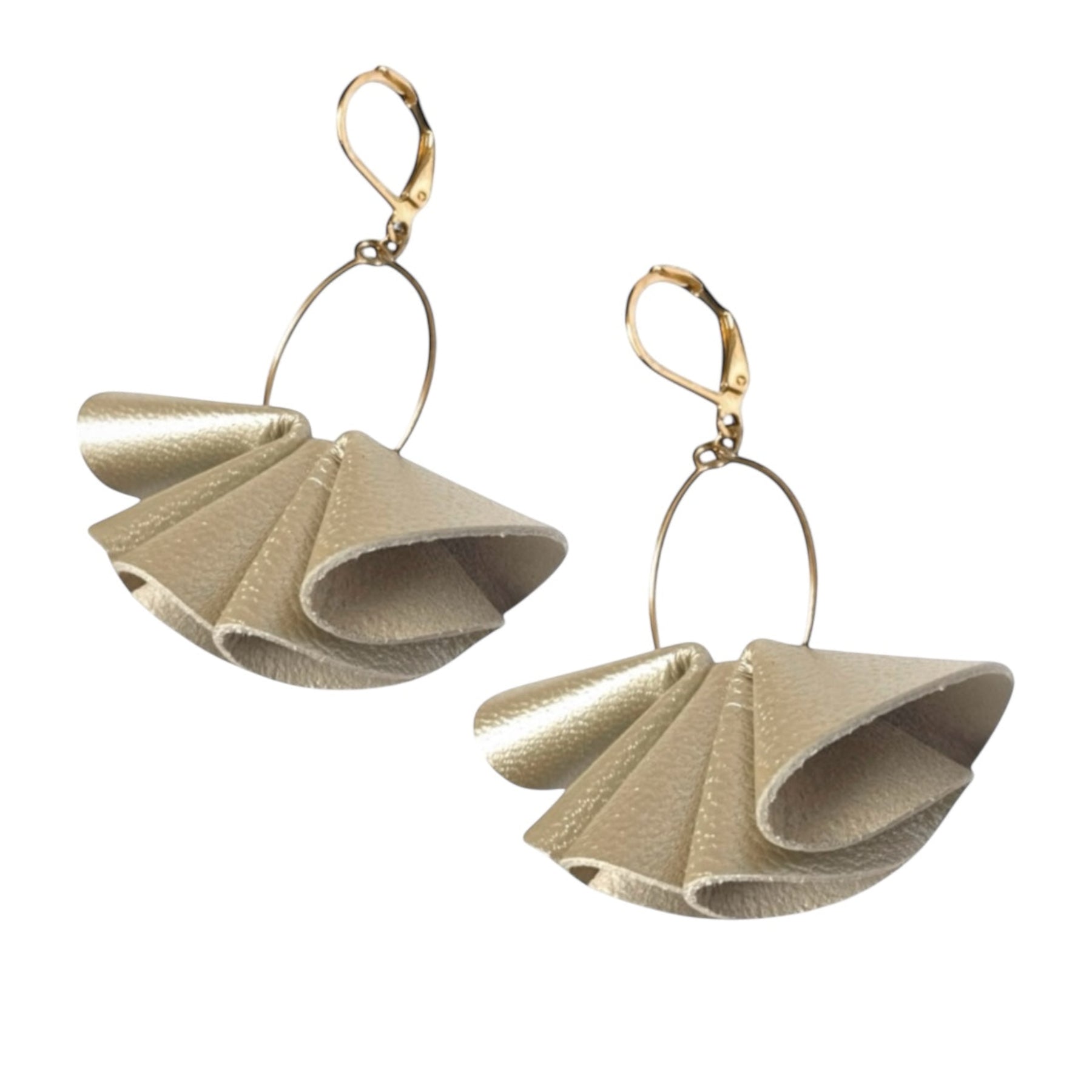 Grandes boucles d'oreilles dorées aériennes et sculpturales en cuir plissé doré clair perlé, sur fond blanc