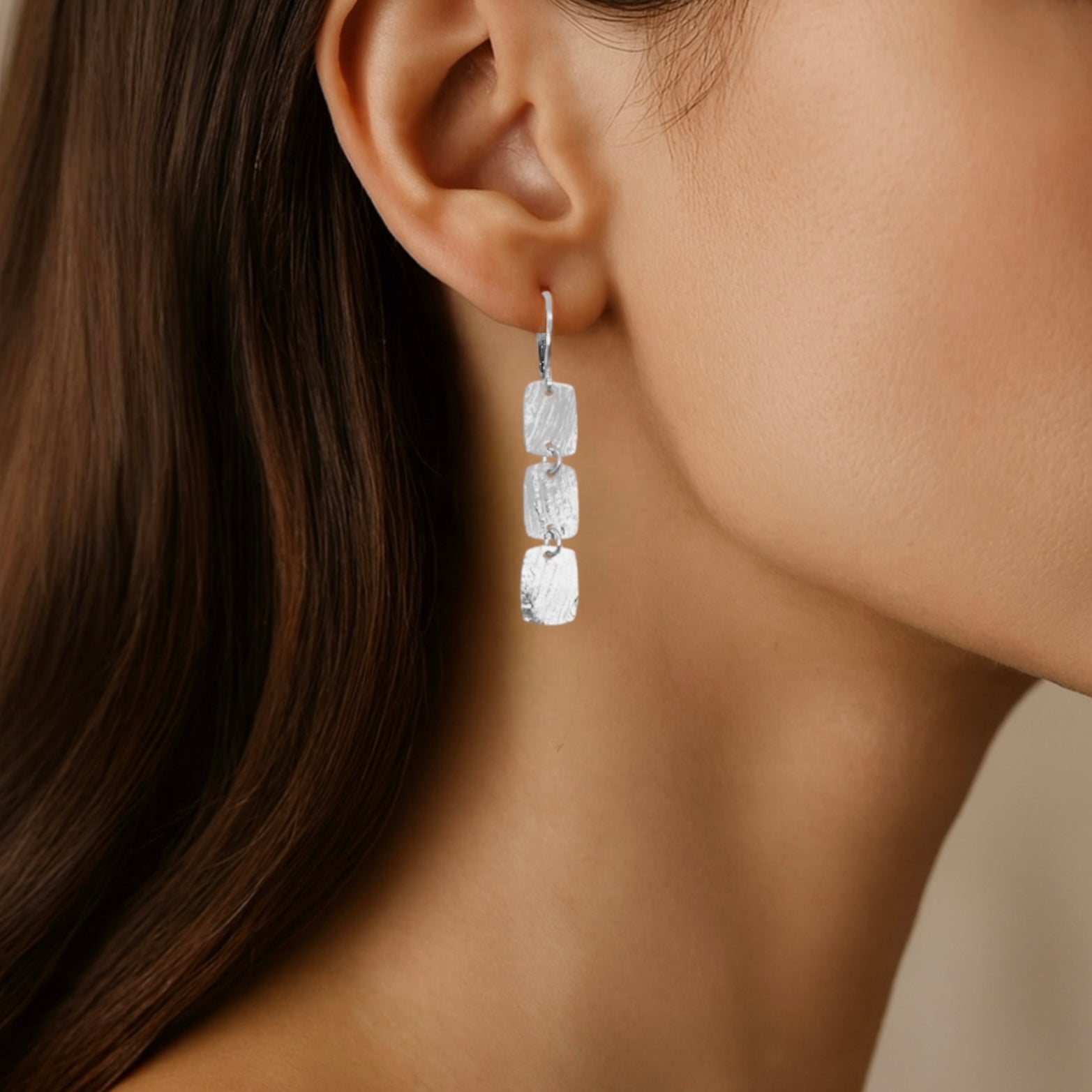 Fines boucles d'oreilles argentées pendantes en chapelet de 3 petits rectangles, portées aux oreilles