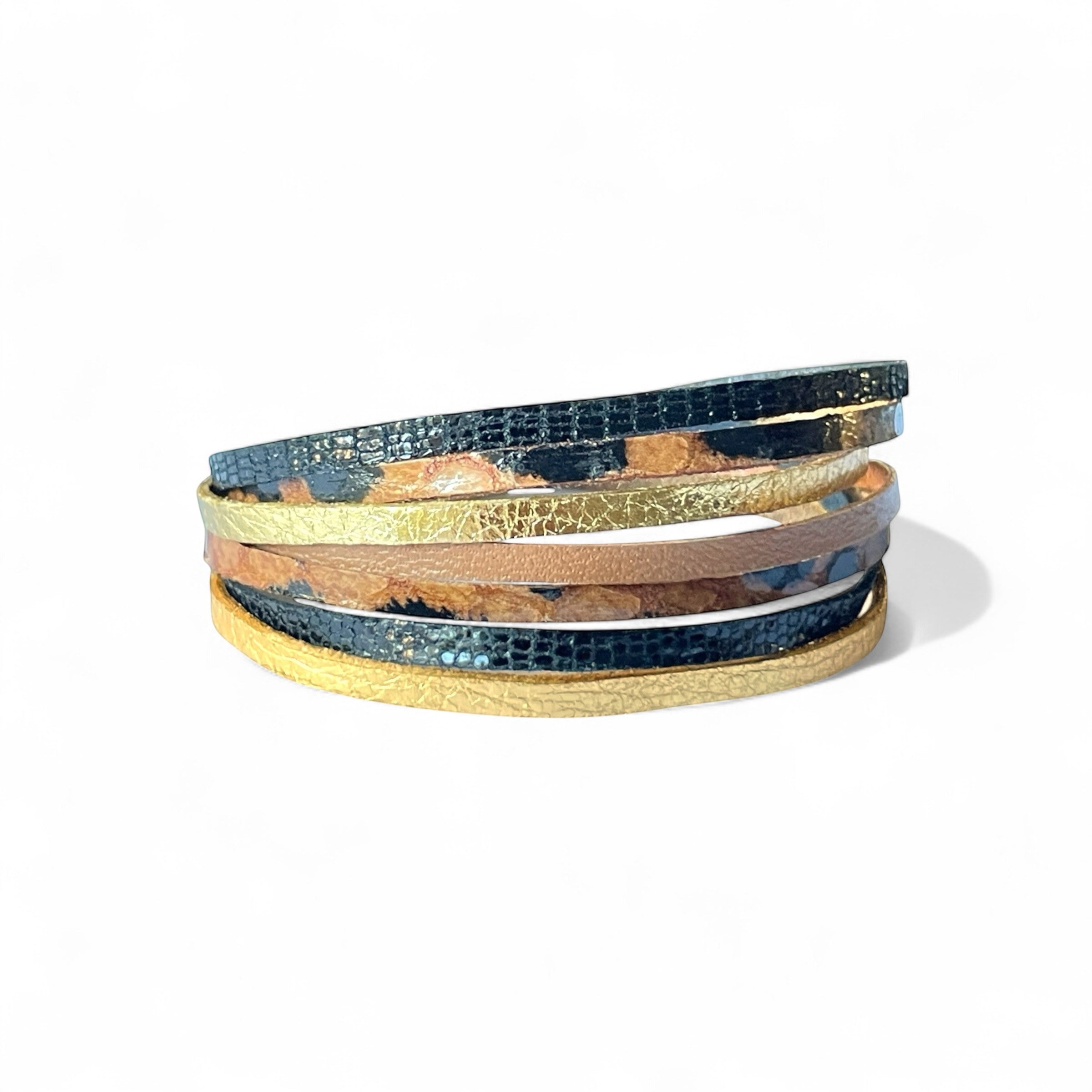 Solis Bracelet femme tricolore multi liens avec fermoir aimanté doré, en cuirs doré, façon léopard, camel, noir brillant façon serpent, sur fond blanc