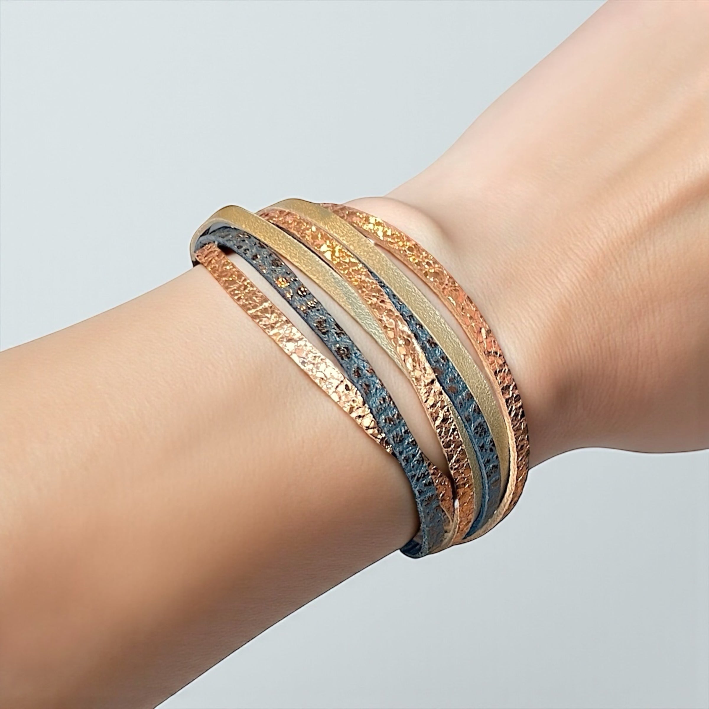 Solis Bracelet femme tricolore multi liens avec fermoir aimanté doré, en cuirs or rosé froissé, champagne nacré et gris mordoré grainé, porté au poignet
