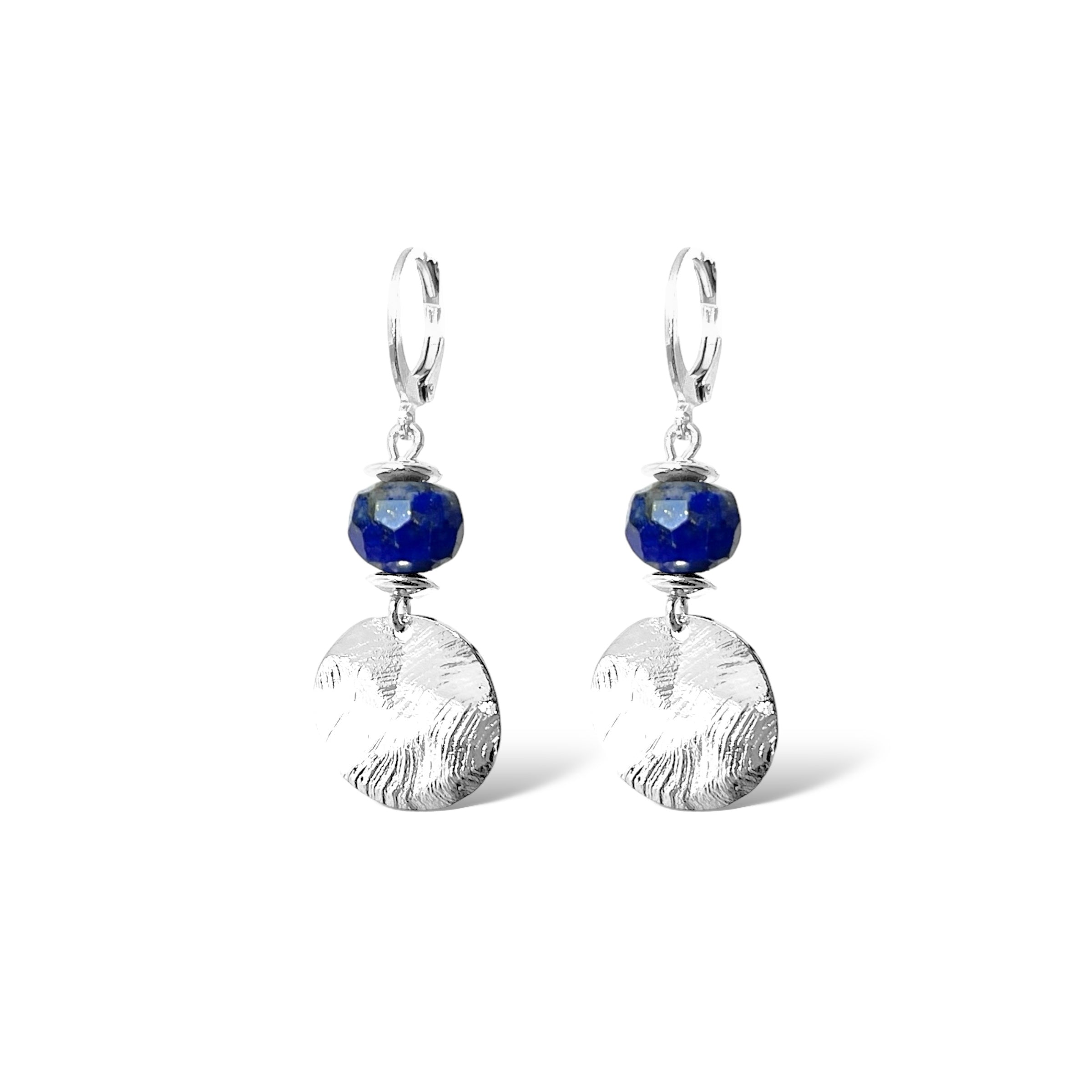 Petites boucles d'oreilles avec sequin rond en métal martelé argenté et perles de Lapis Lazuli, sur fond blanc