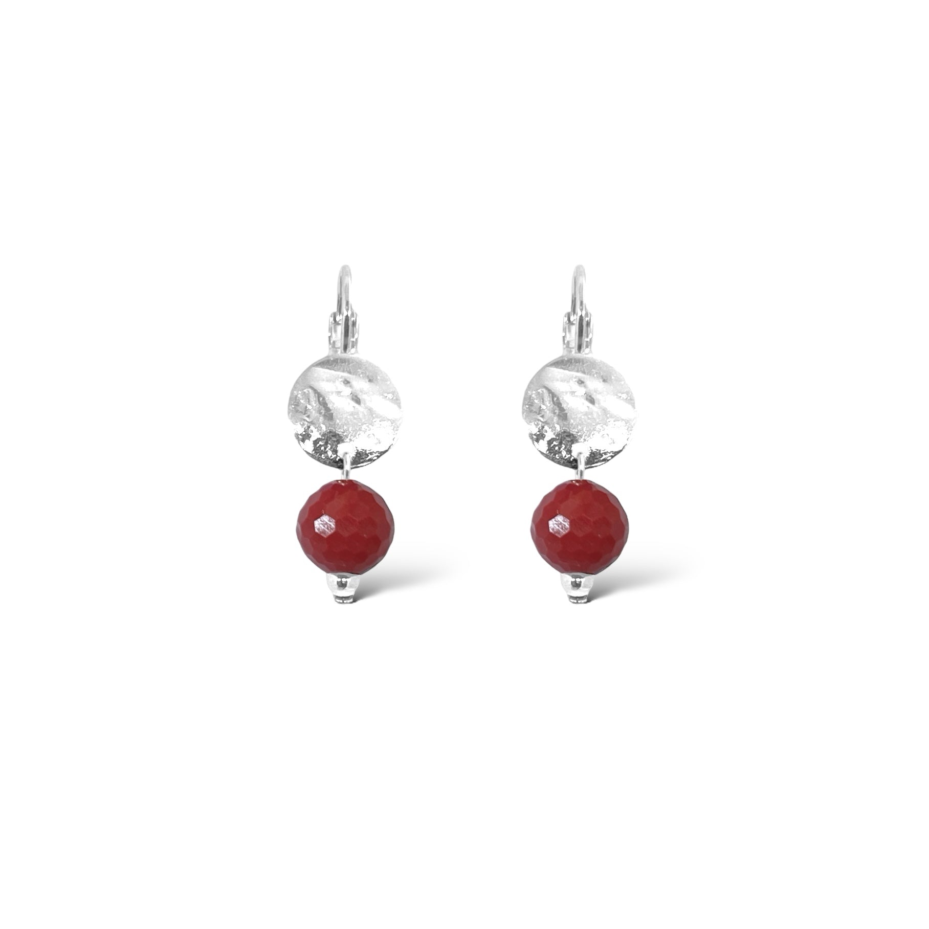 Petites boucles d'oreilles rondes en métal martelé doré à l'or fin avec pendant en perle de mokaïte bordeaux, sur fond blanc