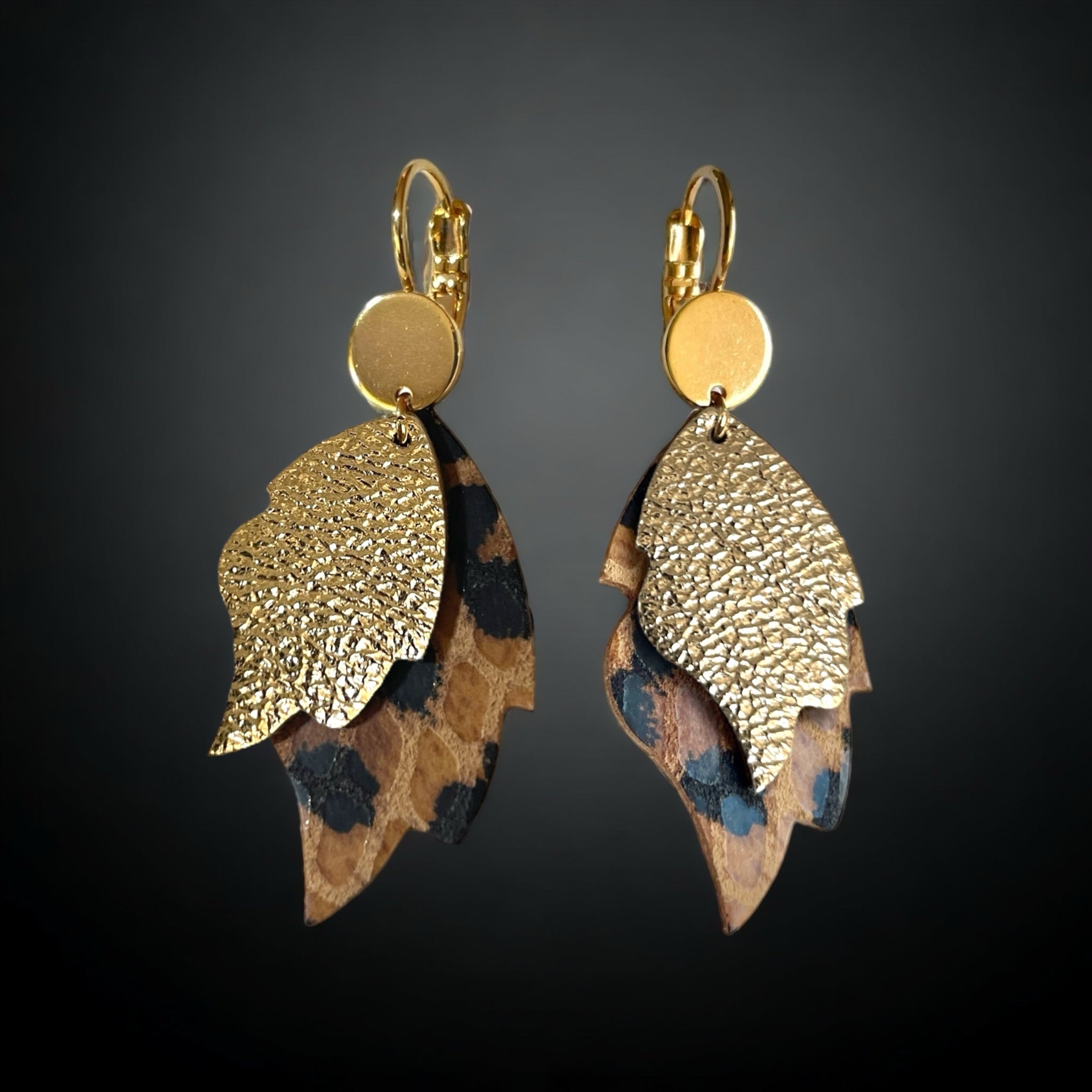 paire de Boucles d'oreilles style bohème-chic, dorées à l'or fin, en forme de flammes en cuirs recyclés doré antique et façon léopard, sur fond noir