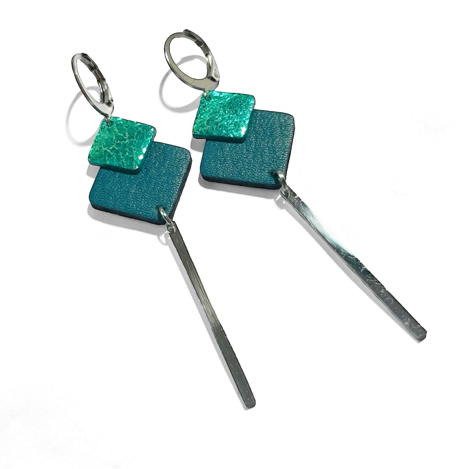 boucles d'oreilles argentées Nune modèle Ada Argenté avec duo de losanges en cuirs vert canard et vert émeraude brillant et longue tige fine argentée sur fond blanc