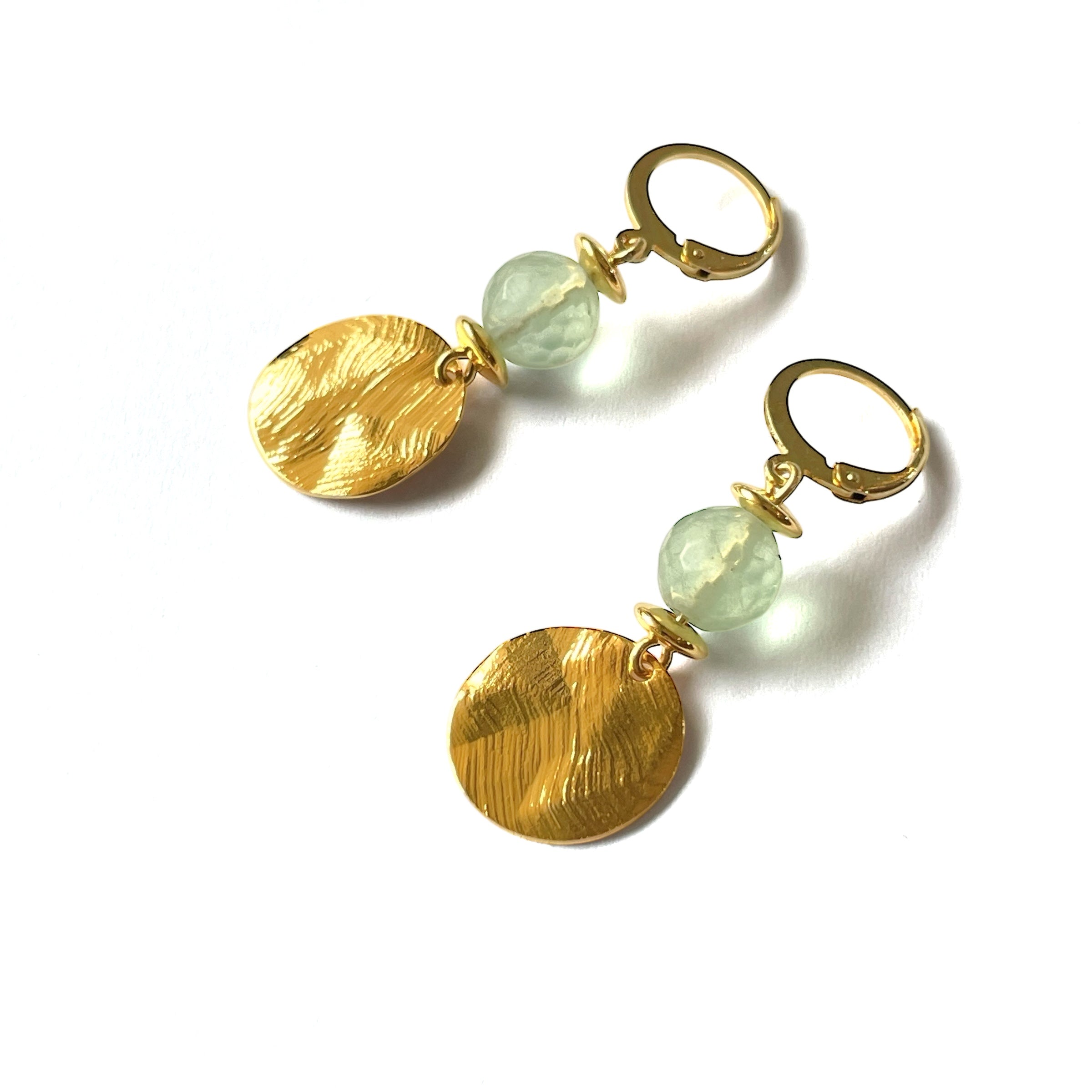 Petites boucles d'oreilles avec sequin rond en métal martelé doré à l'or fin et perles de Fluorite vert d'eau, sur fond blanc