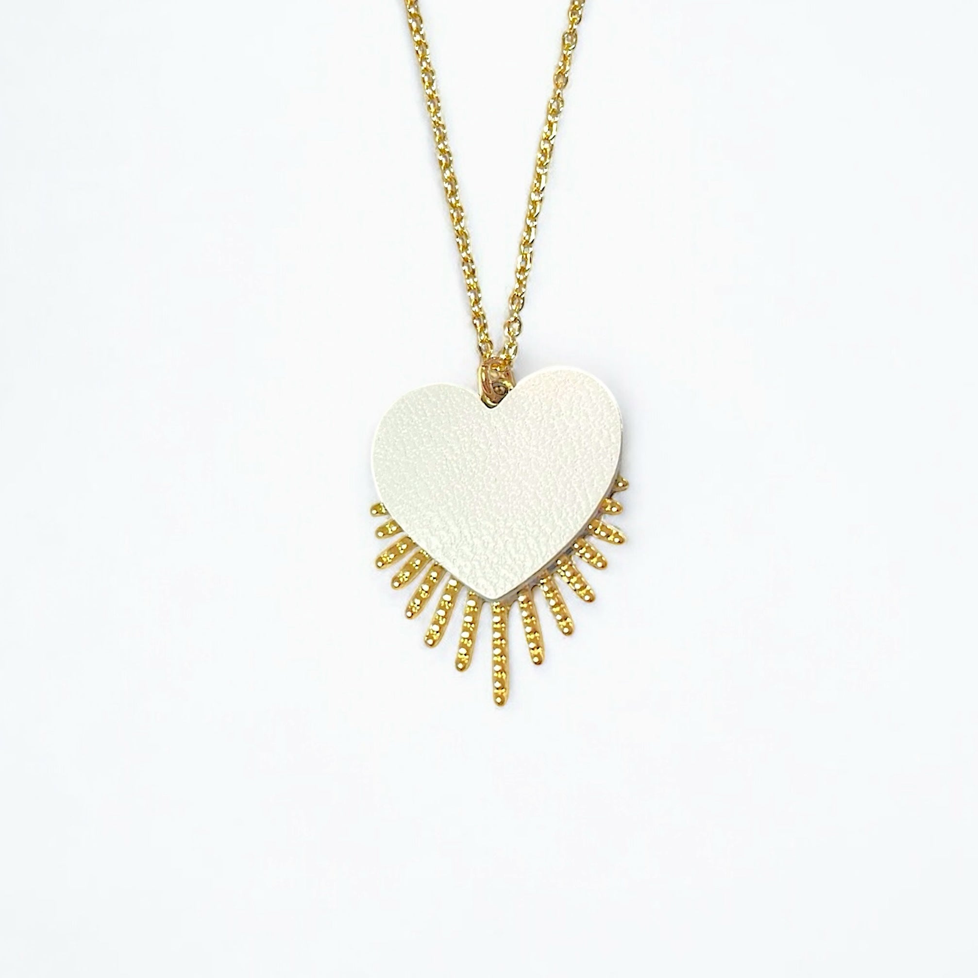 NUNE collier doré Vénus en forme de cœur style ex-voto en cuir recyclé blanc satiné, sur fond blanc