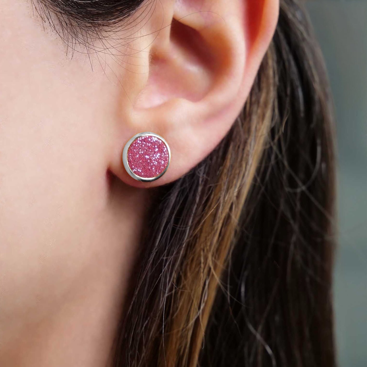 petites puces d'oreilles argentées rondes colorées cuirs framboise pailletée argent