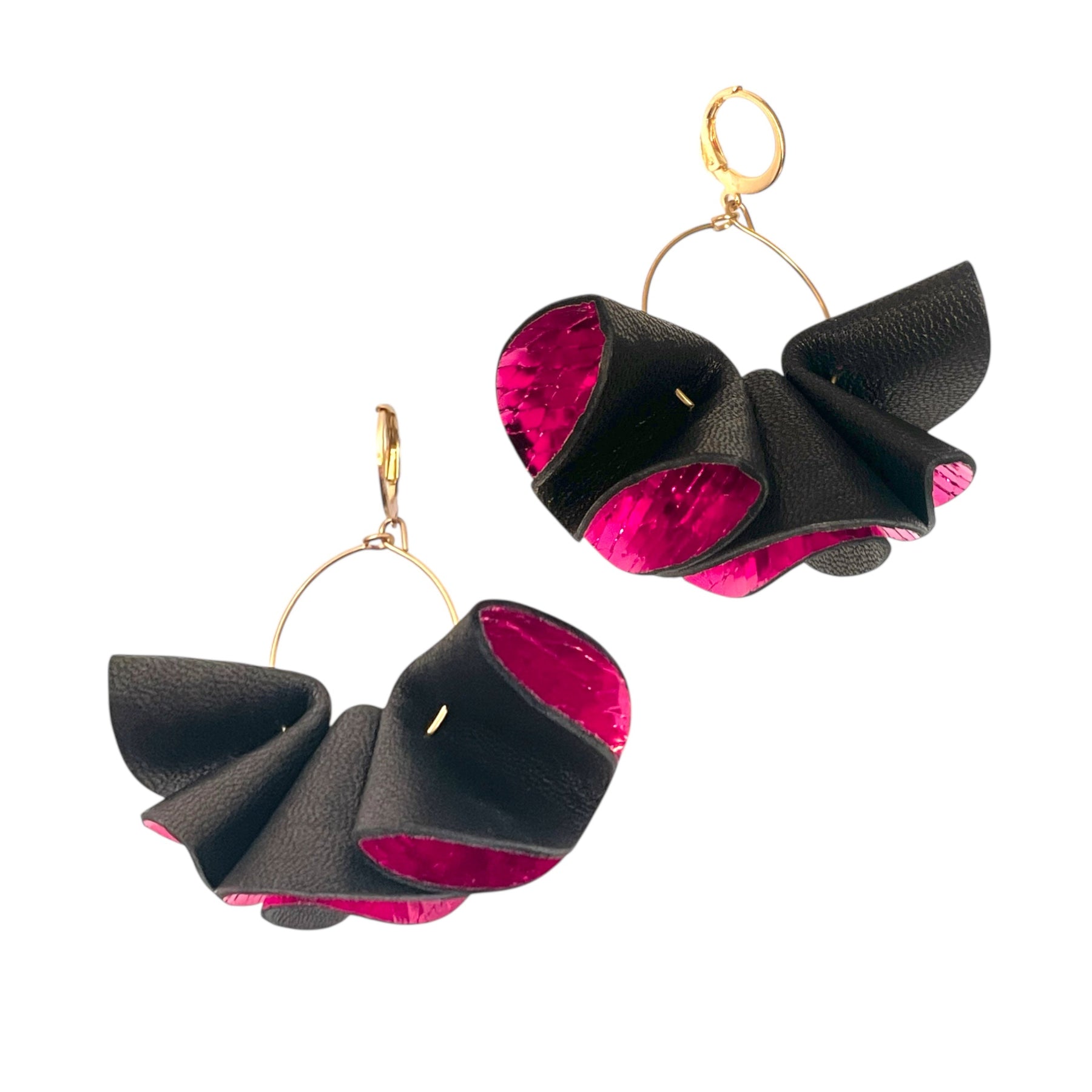 Boucles Tango en cuir noir et fushia façon serpent métallisé sur fond blanc