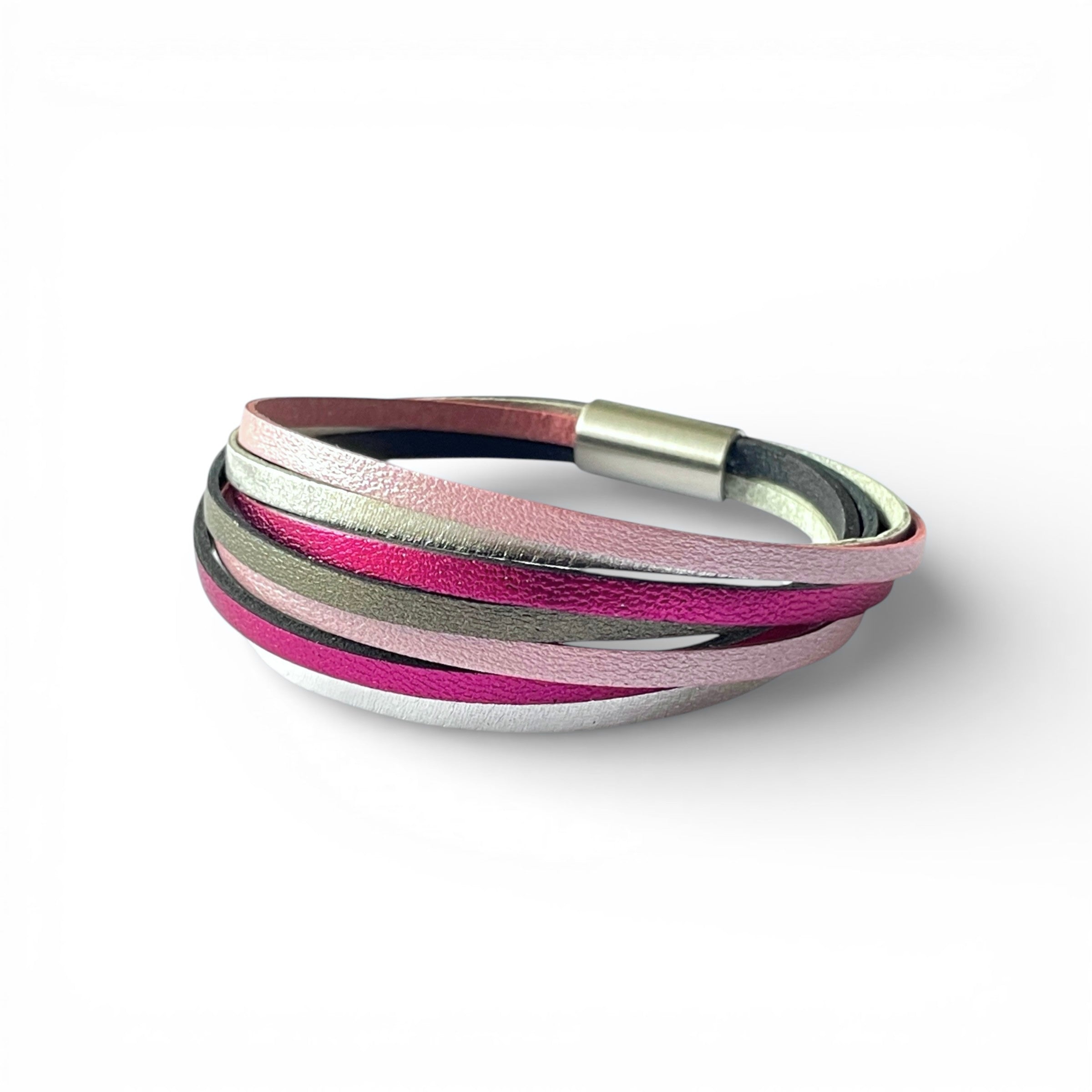Solis Bracelet femme tricolore multi liens avec fermoir aimanté argenté, en cuirs Rose pastel nacré, argent brillant, fushia métallisé et taupe métallisé, sur fond blanc