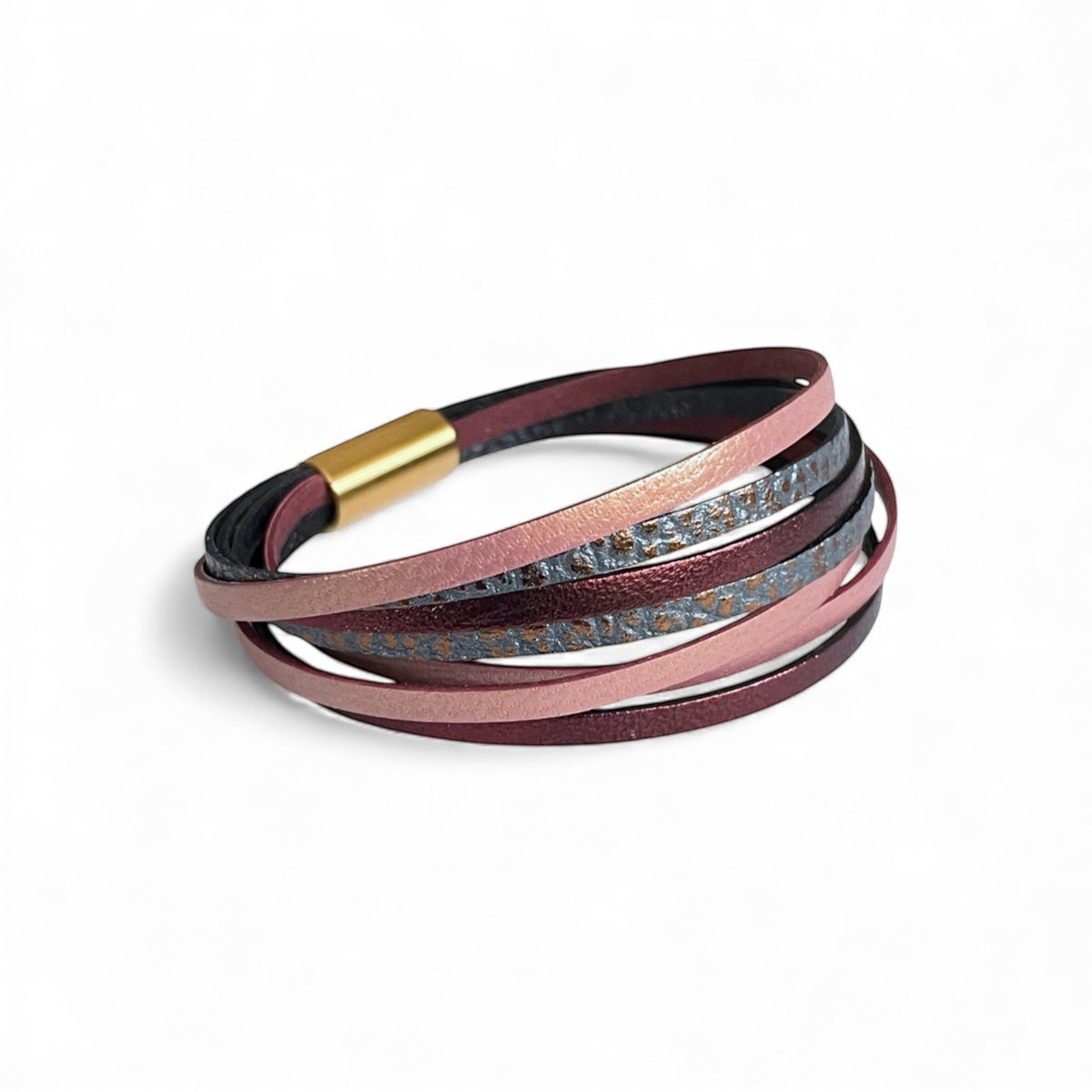 Bracelet femme tricolore multi liens en cuir avec fermoir aimanté doré, en cuirs vieux rose nacré, gris mordoré grainé et grenat métallisé, sur fond blanc