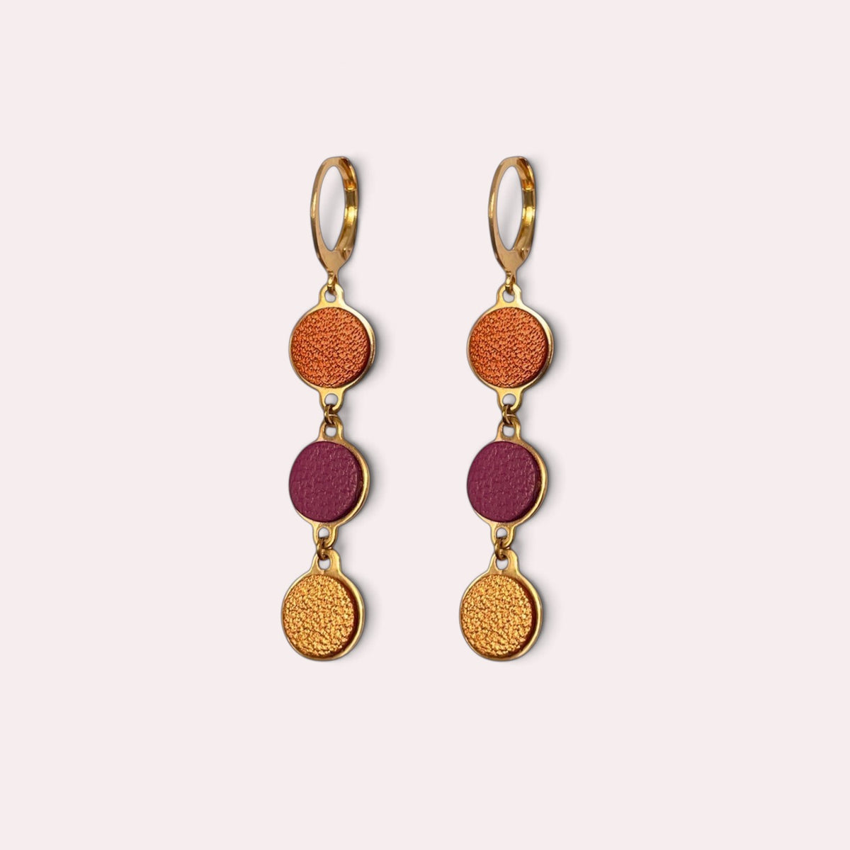 Boucles d'oreilles pendantes Cassia Nune en chapelet de trois sequins dorés et cuirs upcyclés cuivre clair, pourpre et terracotta métallisé