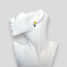 Charger l&#39;image dans la galerie, Petites boucles d&#39;oreilles puces losanges en métal martelé doré à l&#39;or fin et perles de jaspe océan vert foncé, portées à l&#39;oreille sur un buste  blanc
