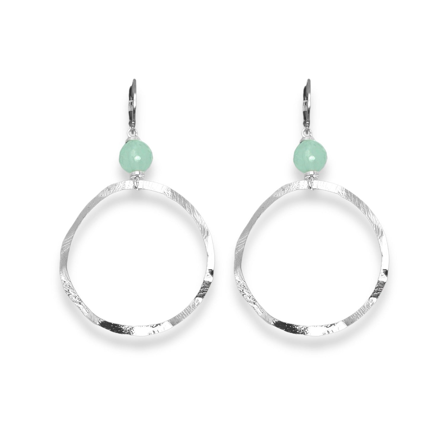 Boucles d'oreilles créoles de forme ronde en métal martelé argenté et perles de fluorite vert d'eau, sur fond blanc