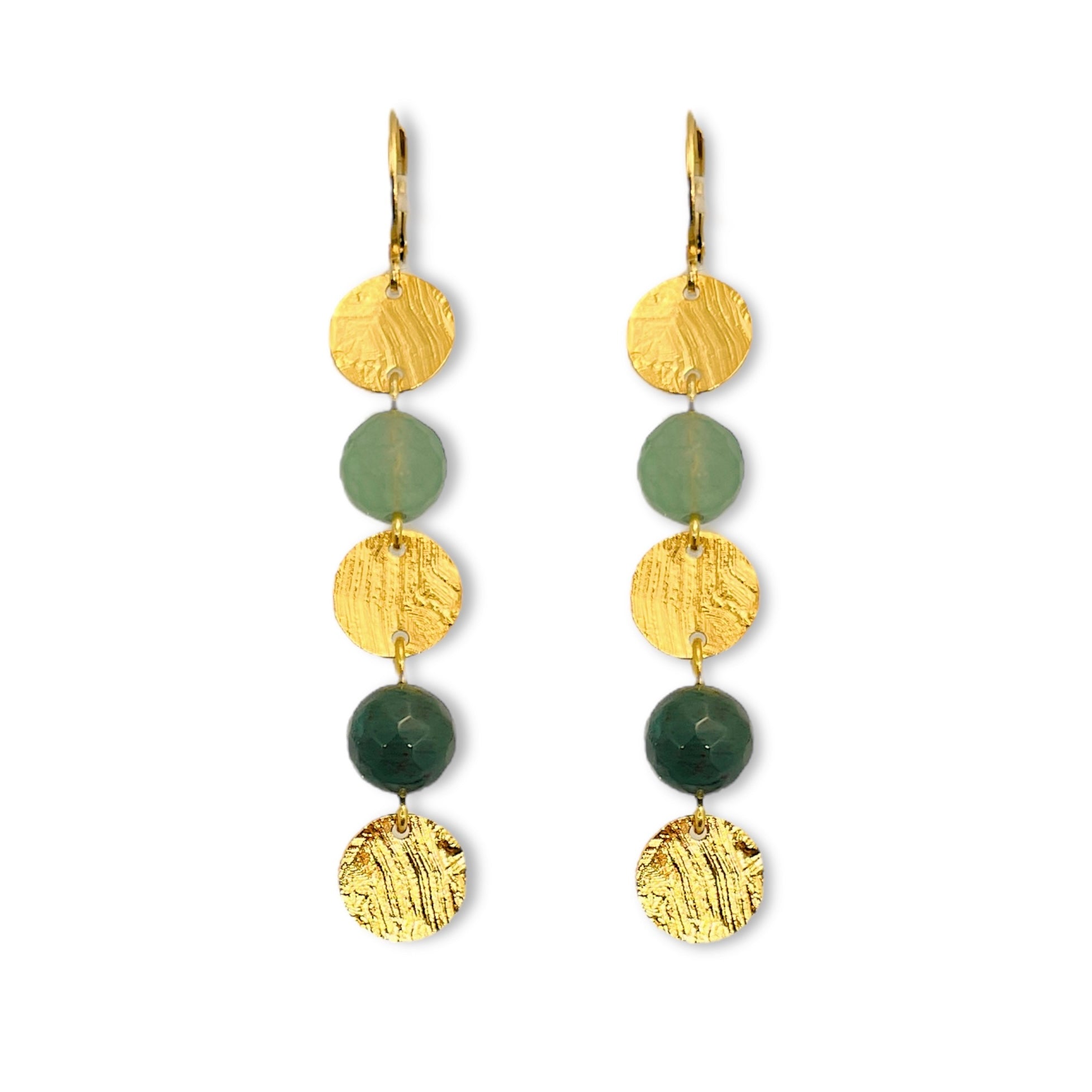 Fines boucles d'oreilles pendantes en chapelet de petits sequins ronds en métal martelé doré à l'or fin et perles de fluorite vert d'eau et d'agate indienne verte , sur fond blanc