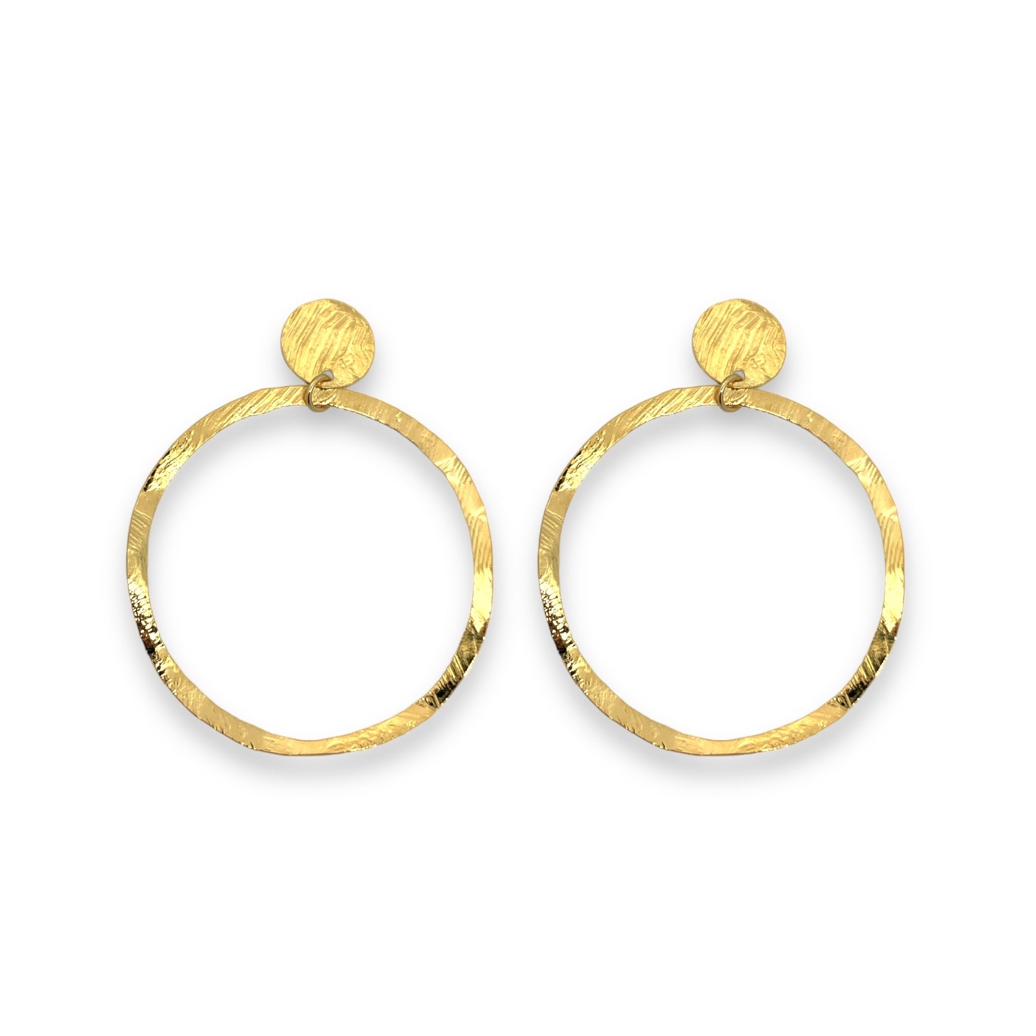 Grandes boucles d'oreilles créoles dorées en métal martelé, montées sur puces rondes, sur fond blanc