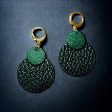 Charger l&#39;image dans la galerie, boucles d&#39;oreilles Chica pendantes en duo de disques bicolores vert sapin métallisé et vert sapin grainé métallisé
