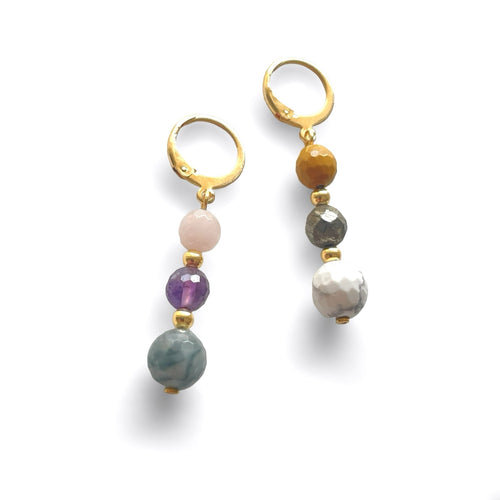 Boucles d'oreilles pendantes dorées en perles de pierres naturelles colorées sur fond blanc