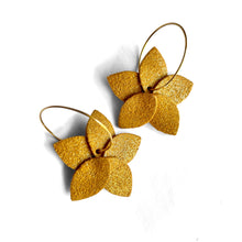 Charger l&#39;image dans la galerie, Nune petites boucles d&#39;oreilles créoles Jasmin Pailleté en cuir ocre pailleté or et anneaux dorés, sur fond blanc
