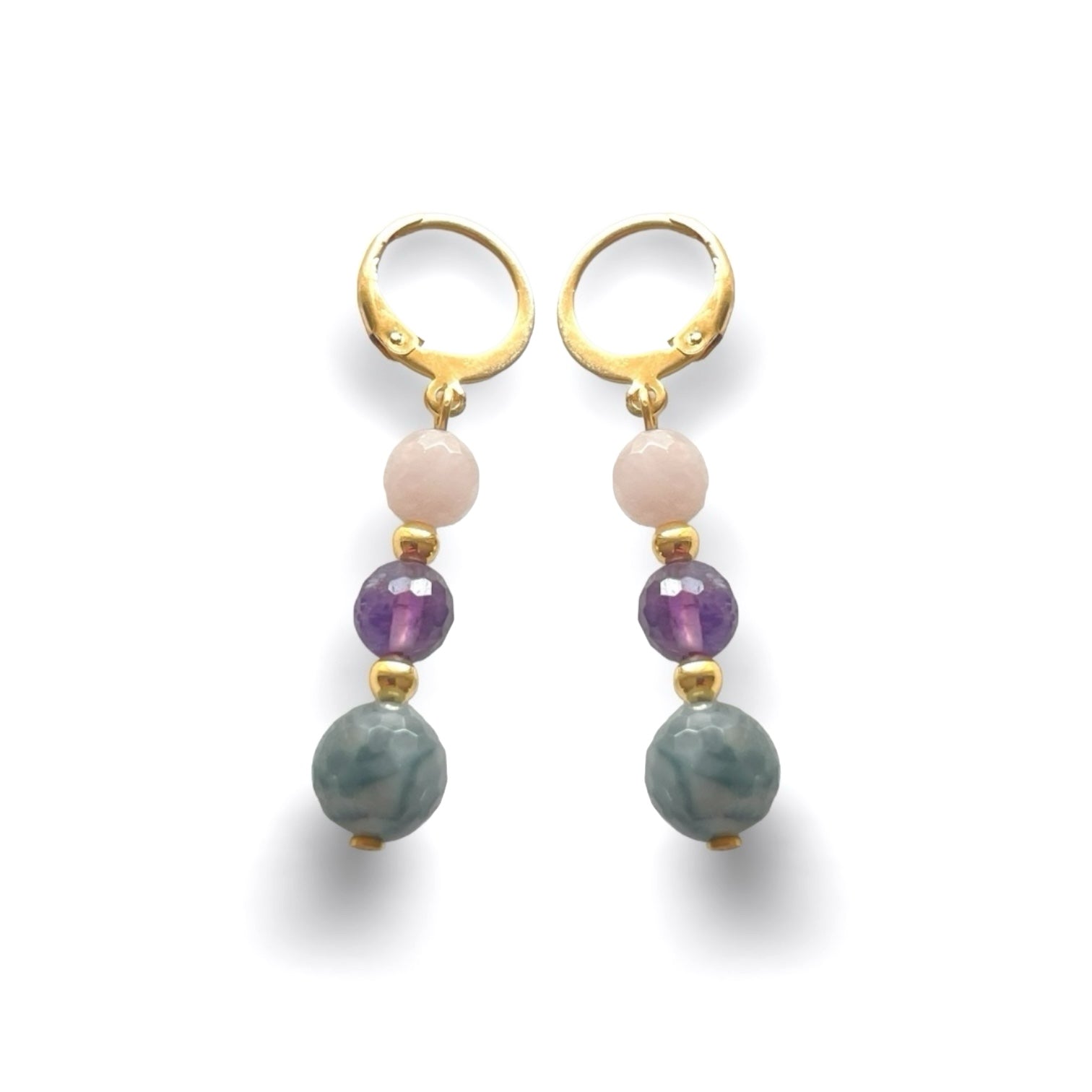 Boucles d'oreilles pendantes dorées en perles de pierres naturelles œil de chat gris, améthyste et quartz rose sur fond blanc