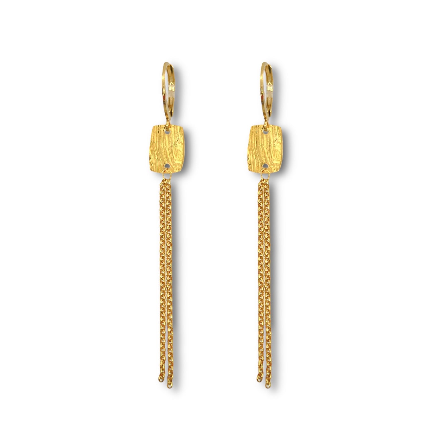 Fines boucles d'oreilles pendantes en métal martelé doré à l'or fin avec pendant rectangulaire et chainette, sur fond blanc