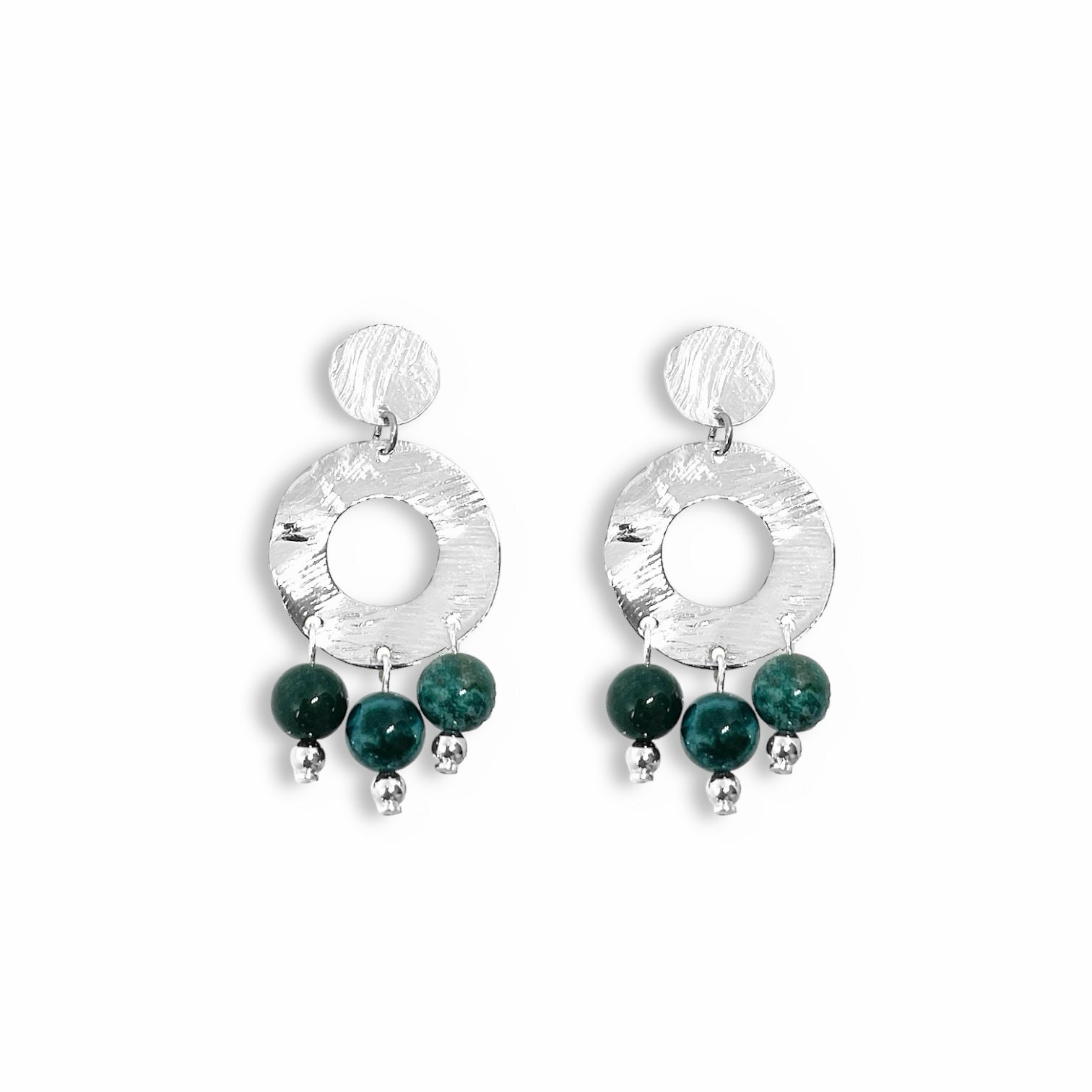 Petites boucles d'oreilles créoles à puces de forme ronde en métal martelé argenté et pierres naturelles de Jaspe océan vert foncé, sur fond blanc