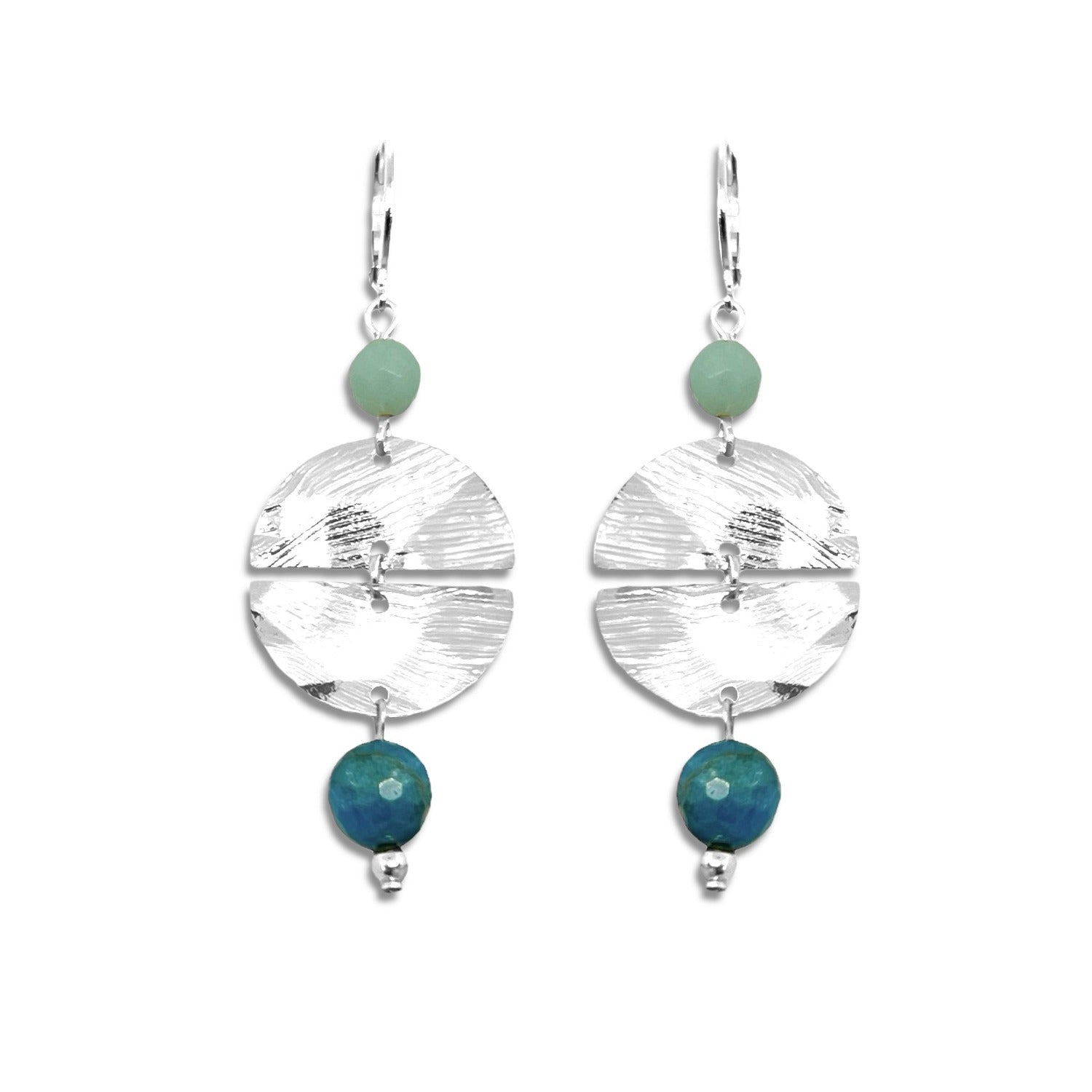 Boucles d'oreilles pendantes de forme ronde avec 2 demi-lunes, en métal martelé argenté et perles d'amazonite et d'apatite bleue, sur fond blanc