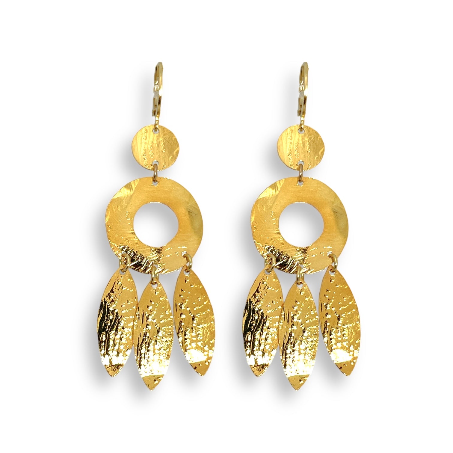 Longues boucles d'oreilles dorées à l'or fin en métal martelé, de style ethnique bohème chic, avec leurs pampilles en forme de plumes, sur fond blanc