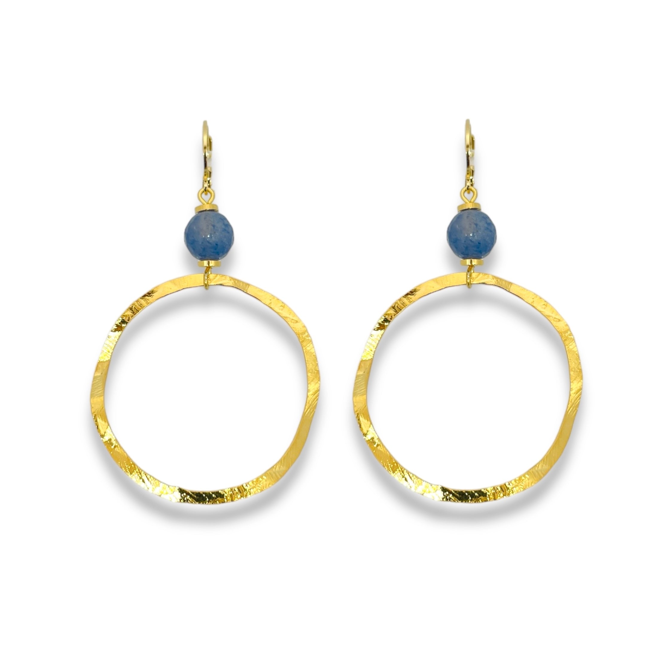 Boucles d'oreilles créoles de forme ronde en métal martelé doré à l'or fin et perles d'aventurine, sur fond blanc