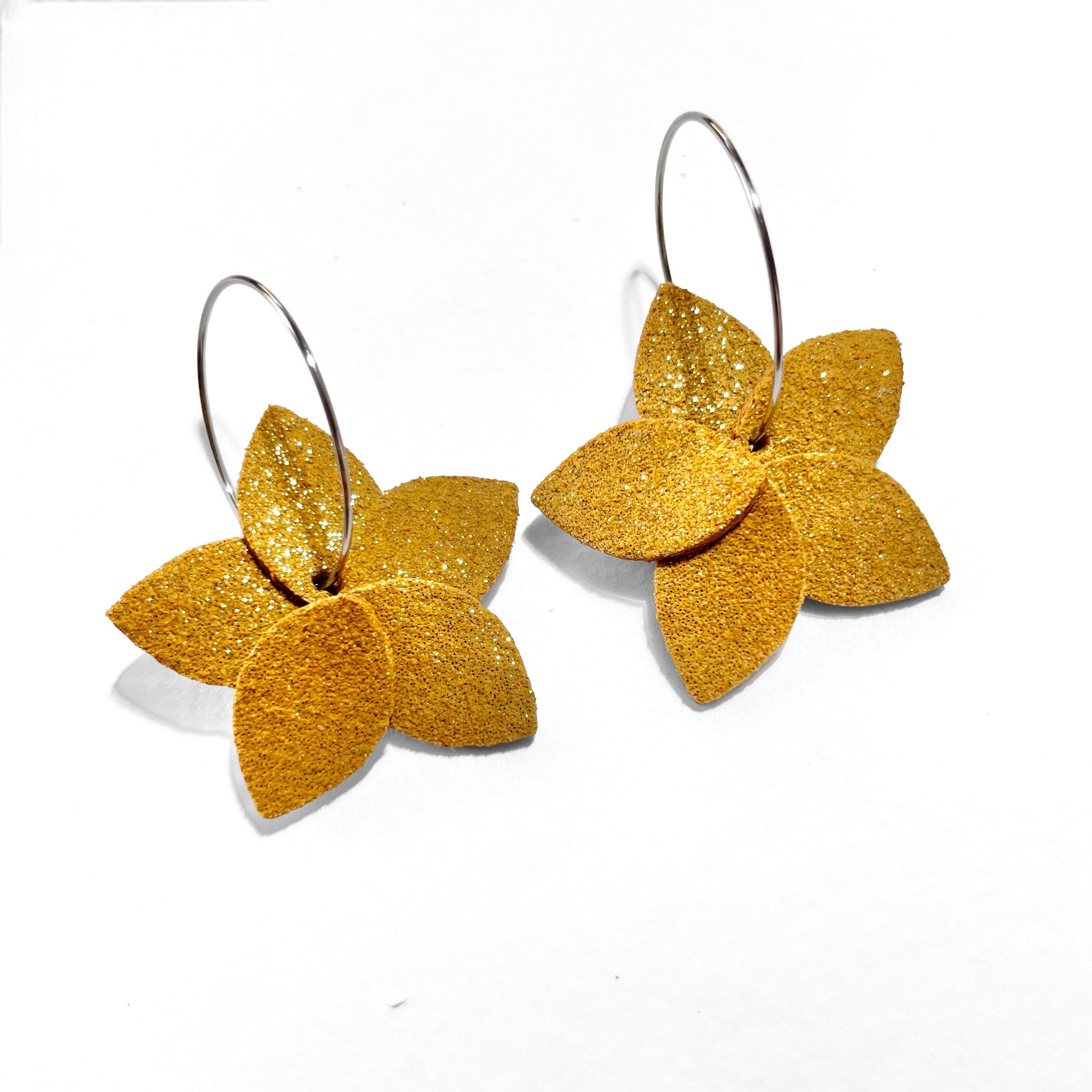 Nune 2 petites boucles d'oreilles créoles Jasmin Argenté Pailleté en cuir ocre pailleté or, sur fond blanc