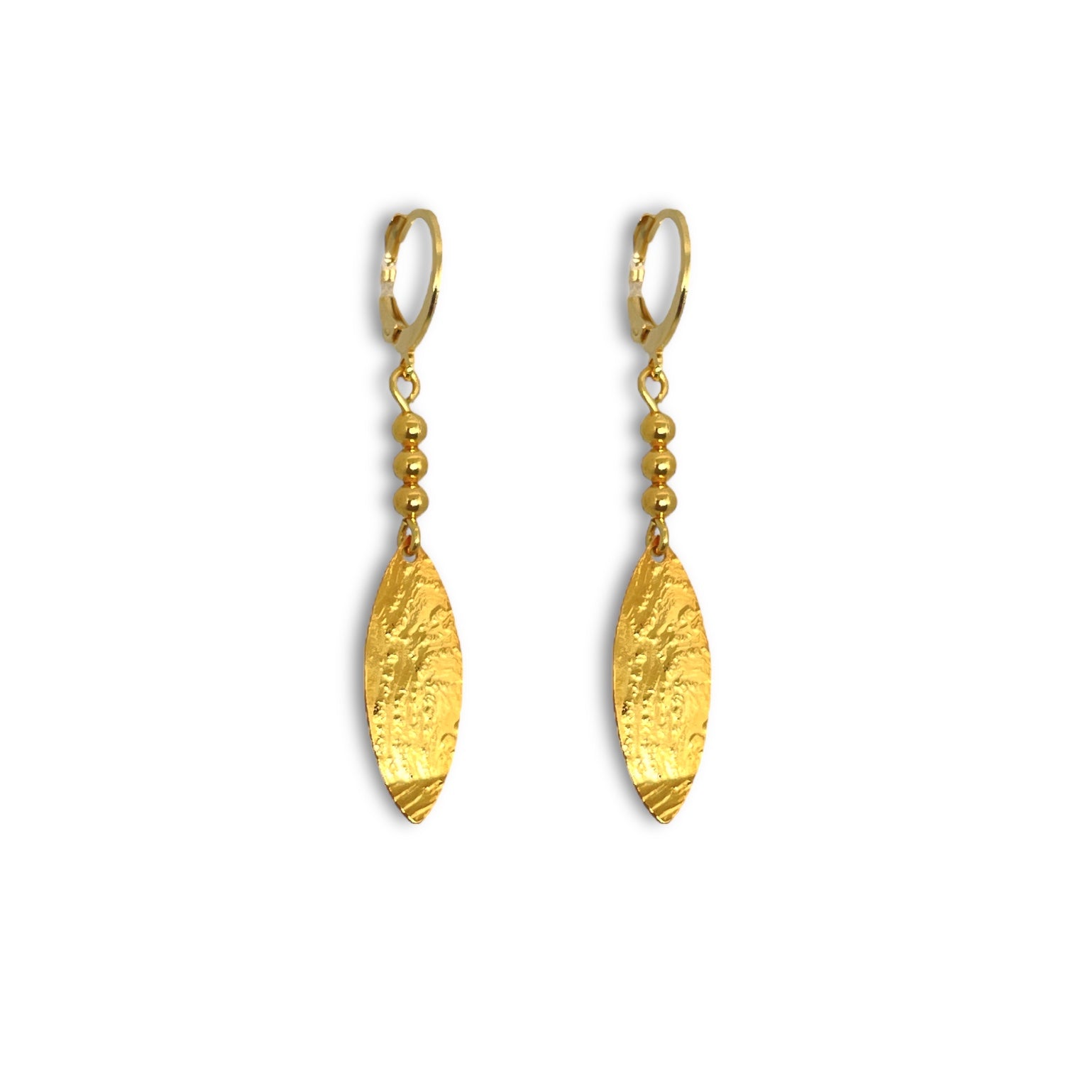 Boucles d'oreilles dorées fines pendantes en pointes, sur fond blanc