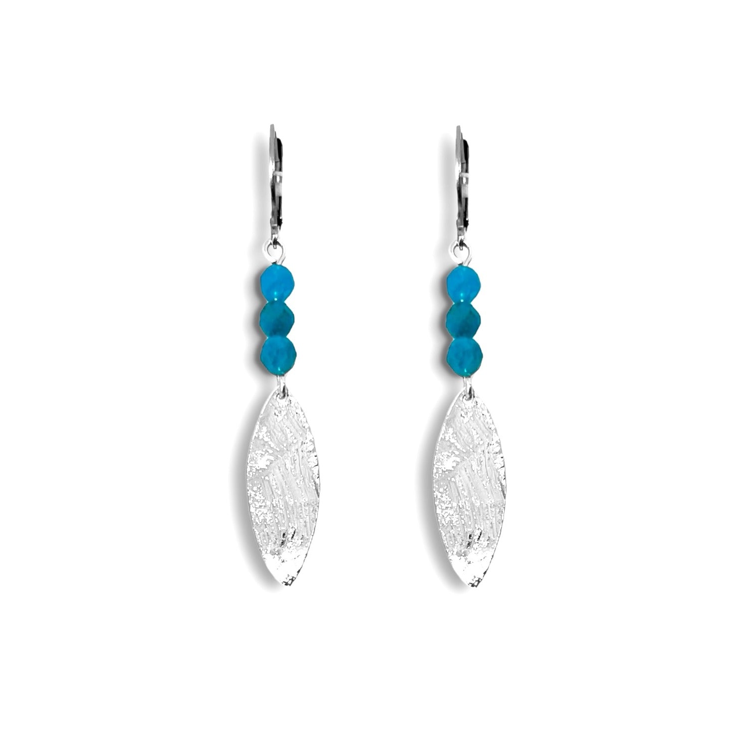 Boucles d'oreilles fines en pointe en métal martelé doré à l'or fin et petites perles d'apatite bleue, sur fond blanc