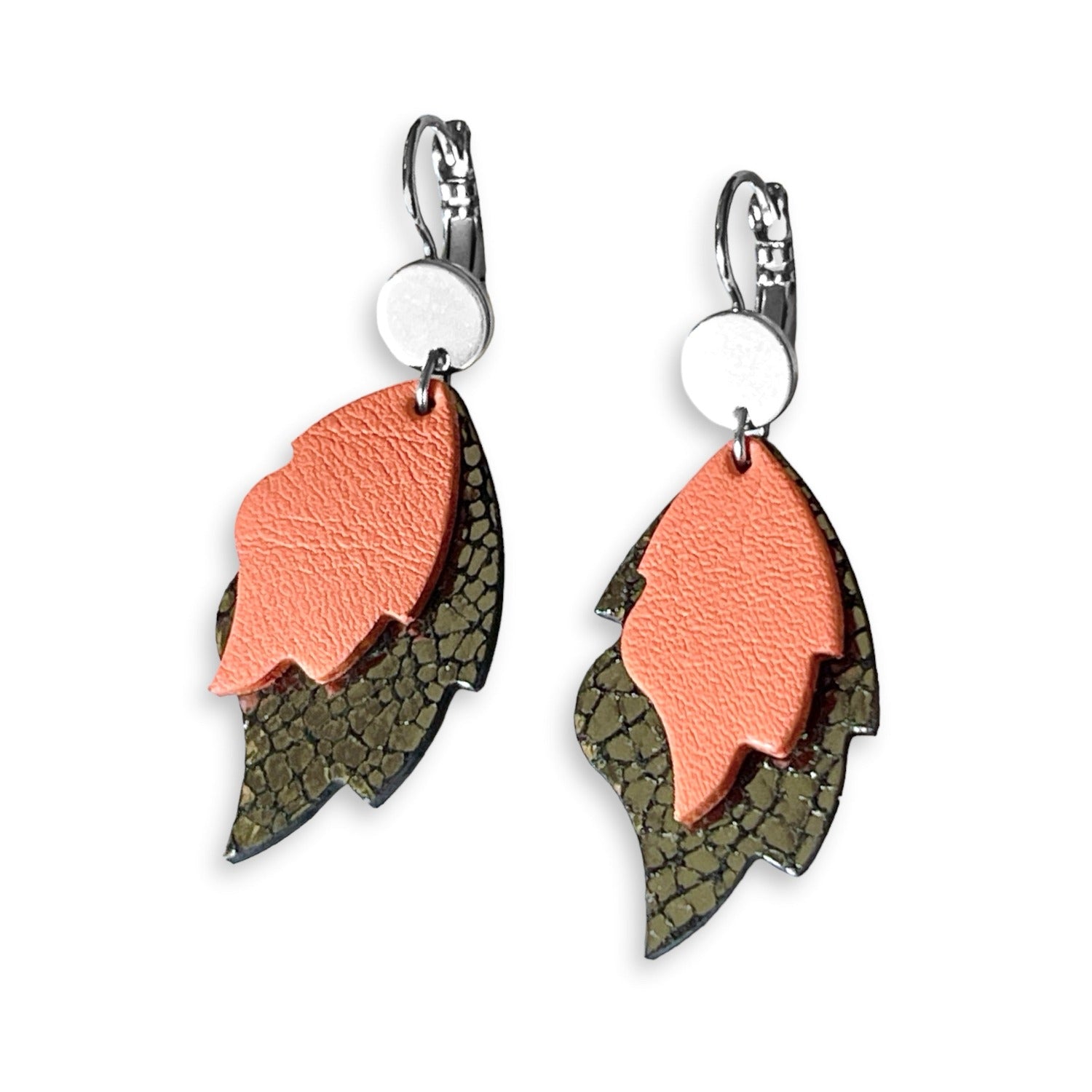 Boucles d'oreilles argentées bohème-chics en forme de flammes en cuirs saumon clair et gris craquelé métallisé, sur fond blanc