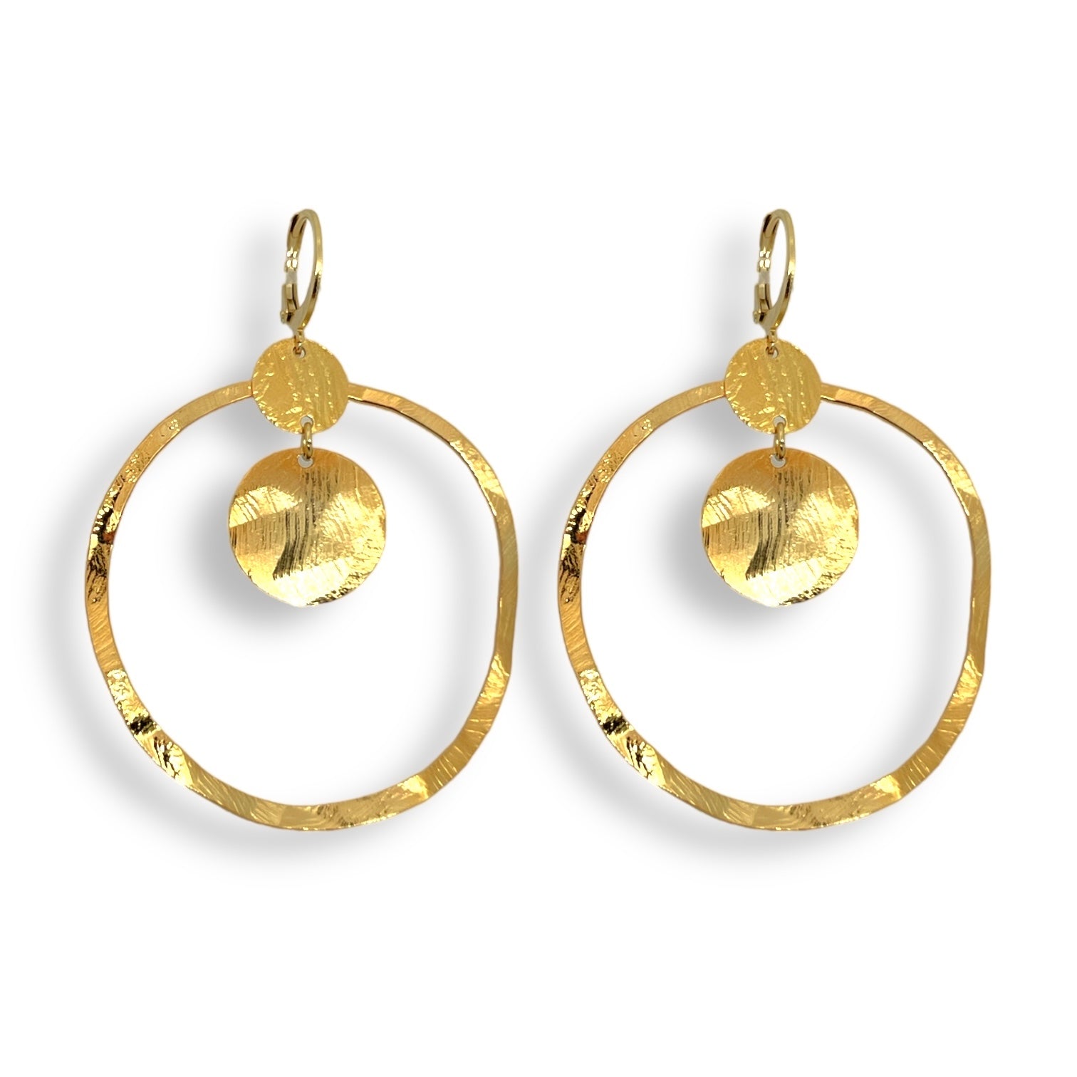 Grandes boucles d'oreilles créoles dorées avec sequins en métal martelé, avec attaches-dormeuses, sur fond blanc