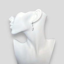 Charger l&#39;image dans la galerie, Boucles d&#39;oreilles argentées fines pendantes longues en pointes, portées aux oreilles sur un buste blanc
