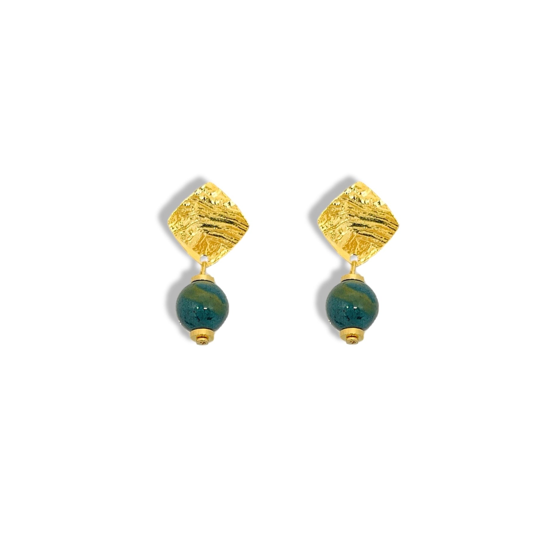 Petites boucles d'oreilles puces losanges en métal martelé doré à l'or fin et perles de jaspe océan vert foncé, sur fond blanc