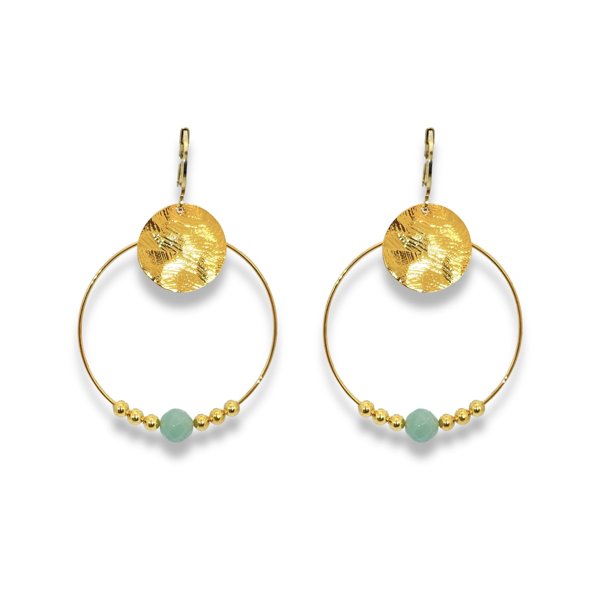 Boucles d'oreilles créoles dorées pendantes longues, style créoles, avec sequin et perle en amazonite verte, sur fond blanc