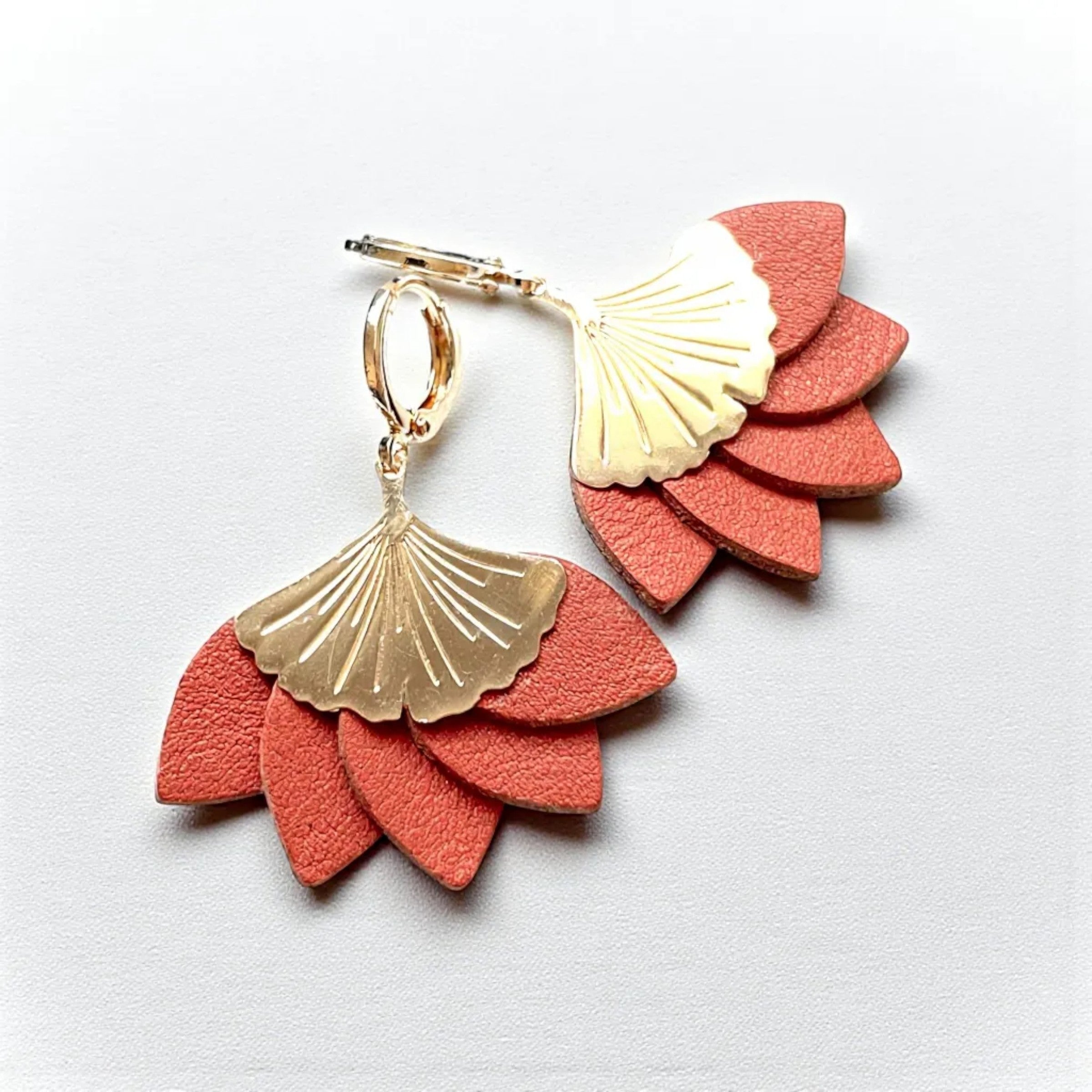 Boucles d'oreilles Nune modèle Ginka dorée à l'or fin et pétales de cuir terracotta, sur fond blanc