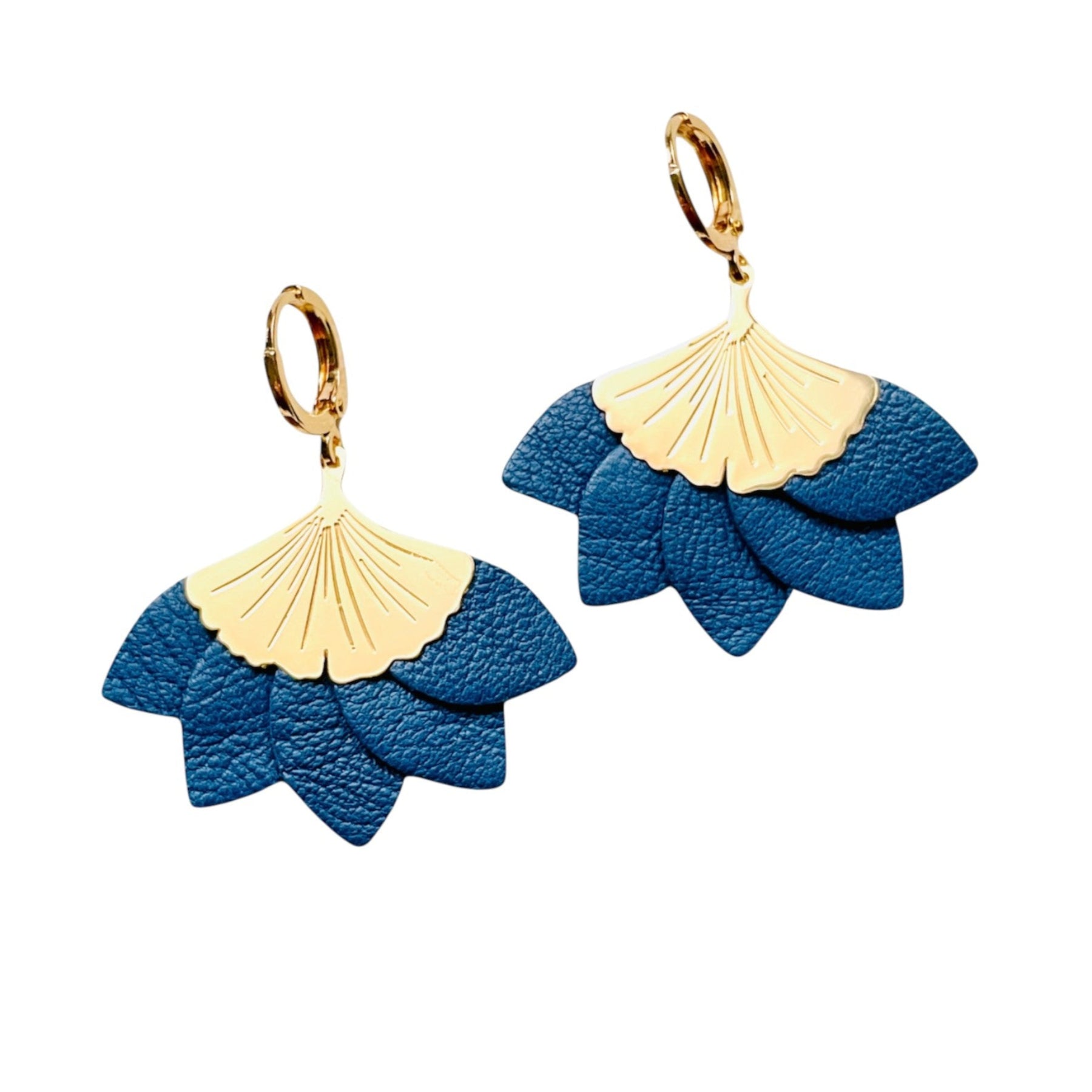 Boucles d'oreilles Nune modèle Ginka dorée à l'or fin et pétales de cuir bleu marine satiné, sur fond blanc