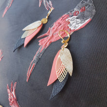 Charger l'image dans la galerie, boucles d'oreilles dorées Nune modèle Ara en plumes de cuirs gris façon serpent, rose saumon et noir grainé sur fond noir