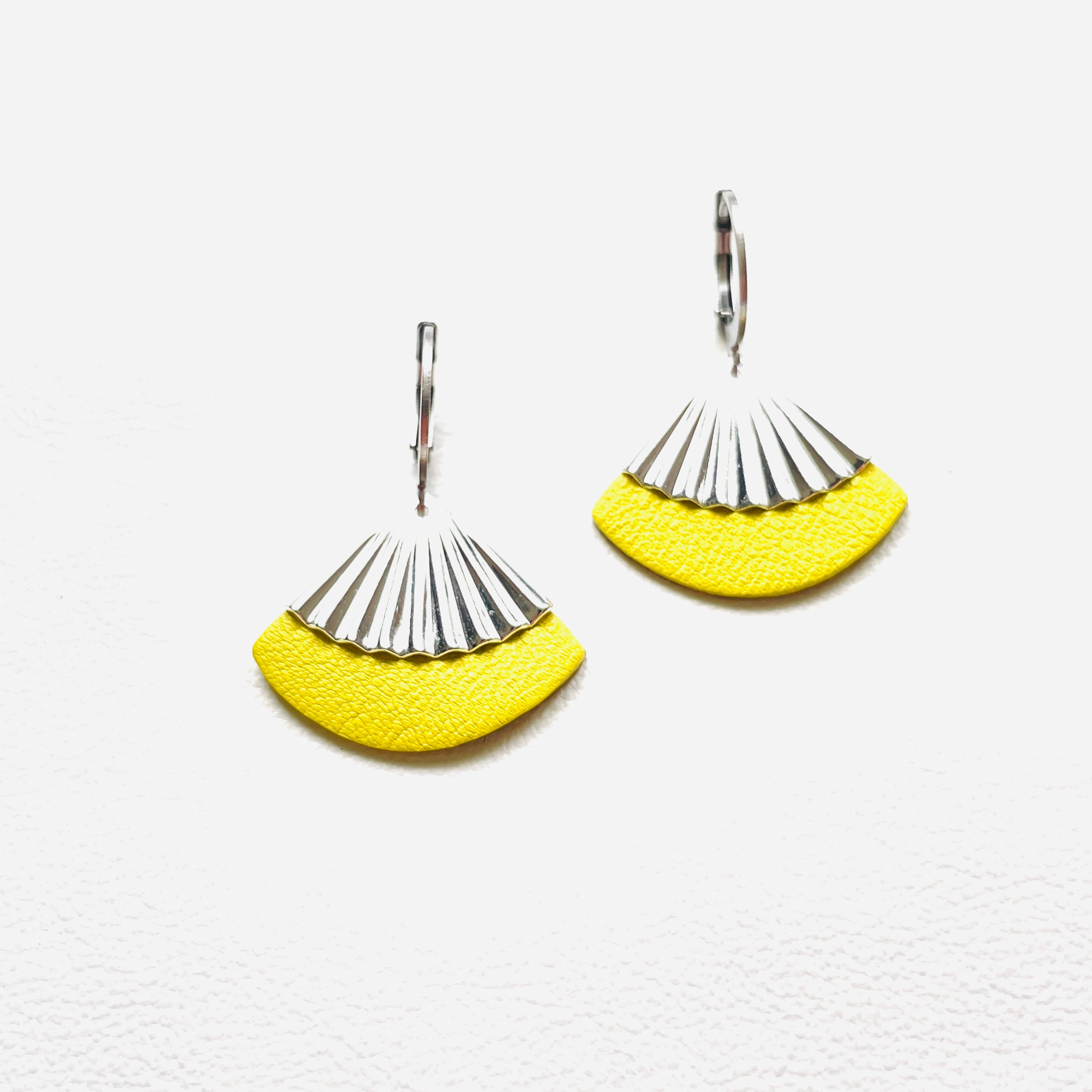 Petites boucles d'oreilles argentées Nune modèle Alya en forme d'éventail en cuir jaune citron, sur fond cuir blanc