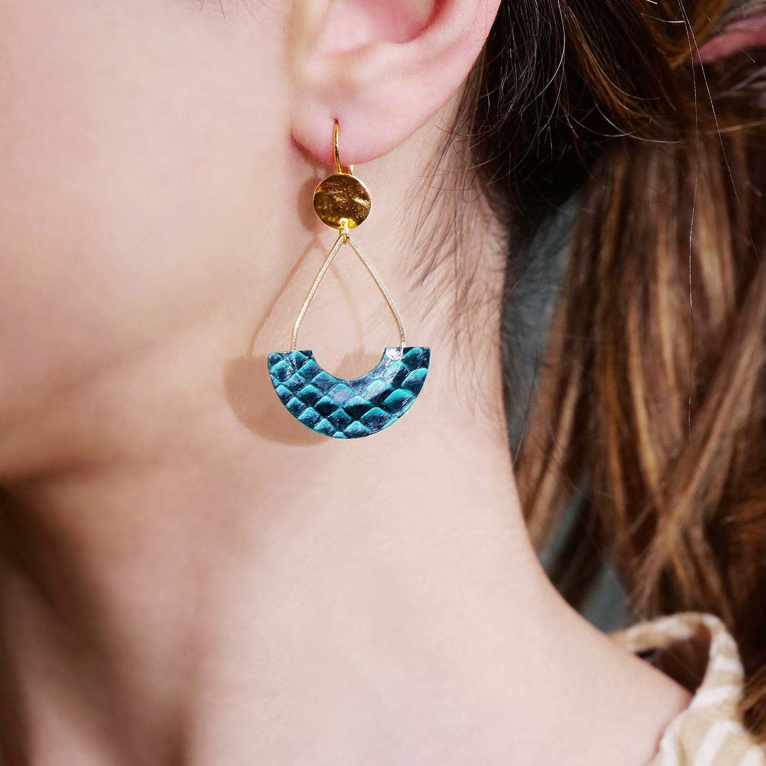 boucles d'oreilles légères dorées l'or fin cuirs marins saumon vert