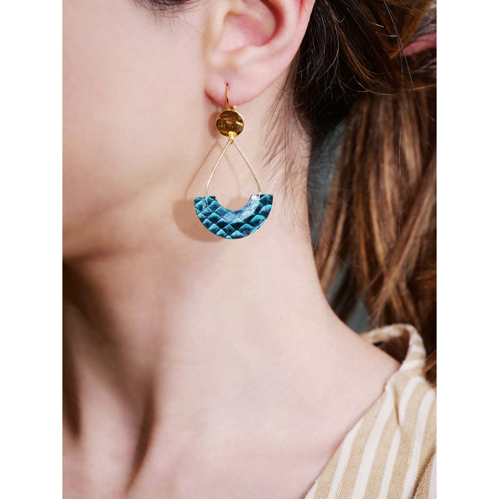 boucles d'oreilles légères dorées l'or fin cuirs marins saumon vert