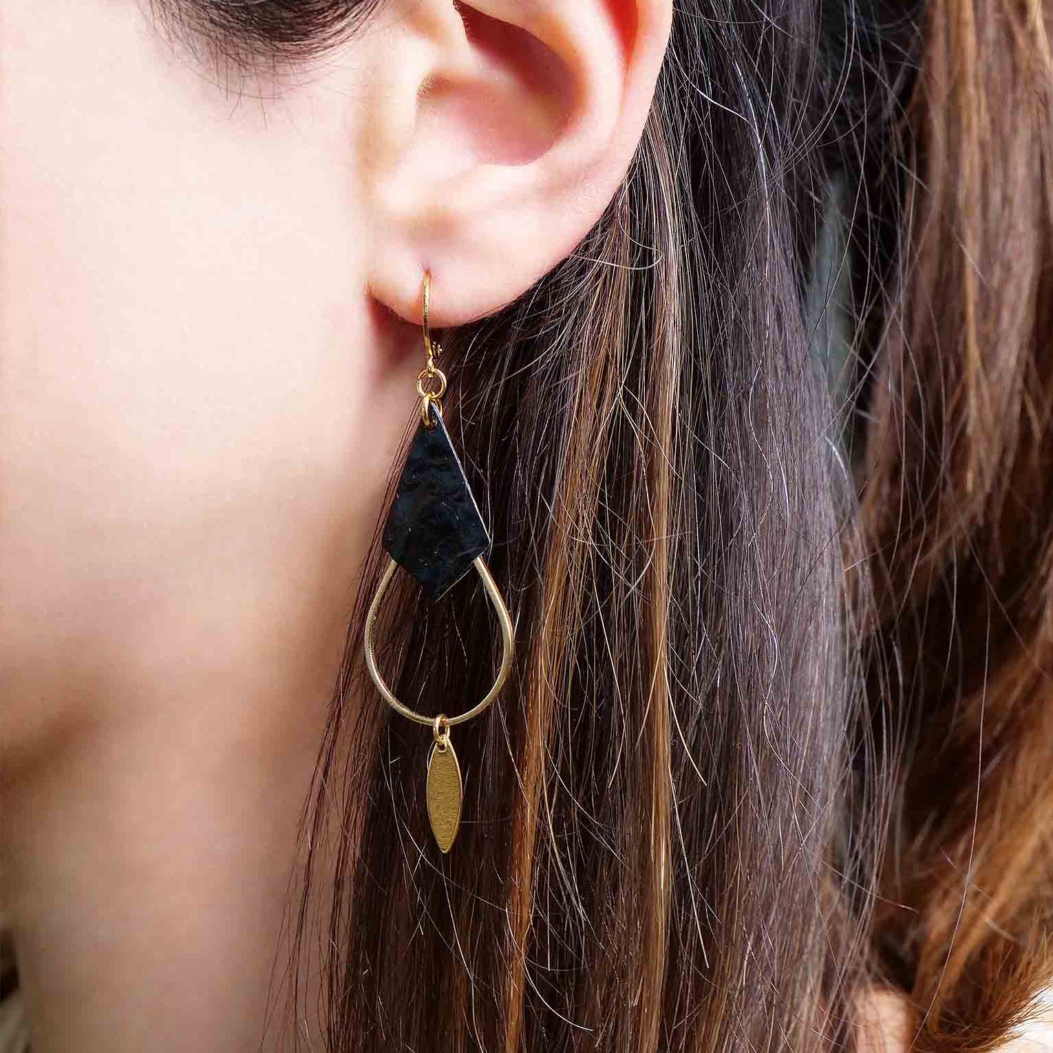 boucles d'oreilles longues fines dorées l'or fin cuirs marins peaux saumon noir