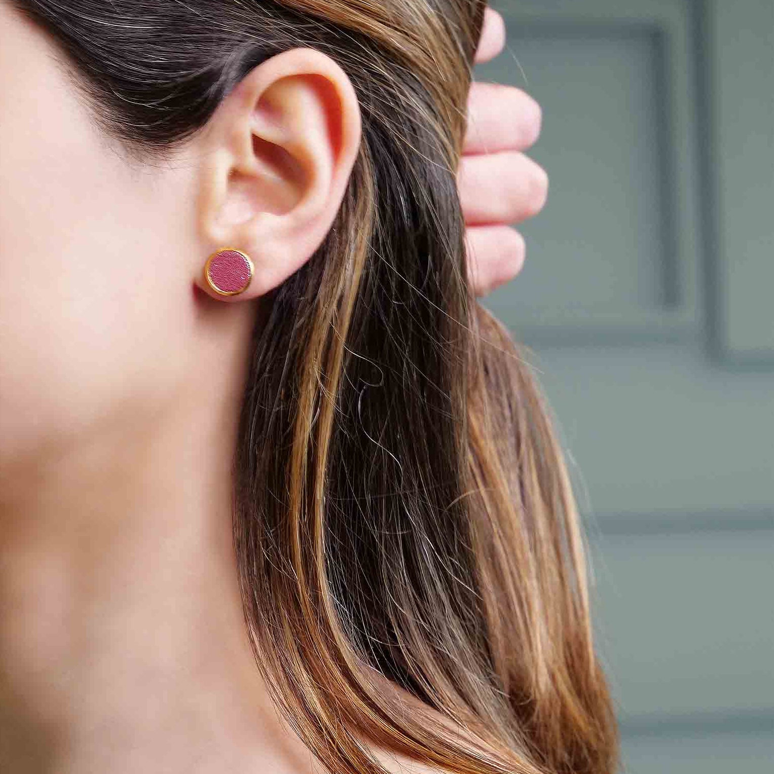 petites puces d'oreilles dorées rondes colorées cuirs framboise pailletée argent