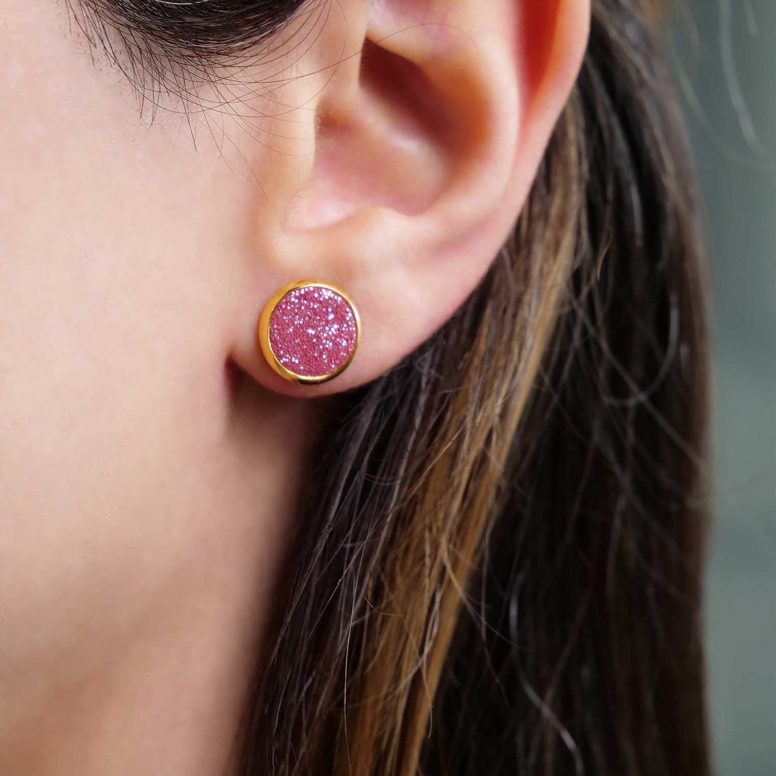 petites puces d'oreilles dorées rondes colorées cuirs framboise pailletée argent