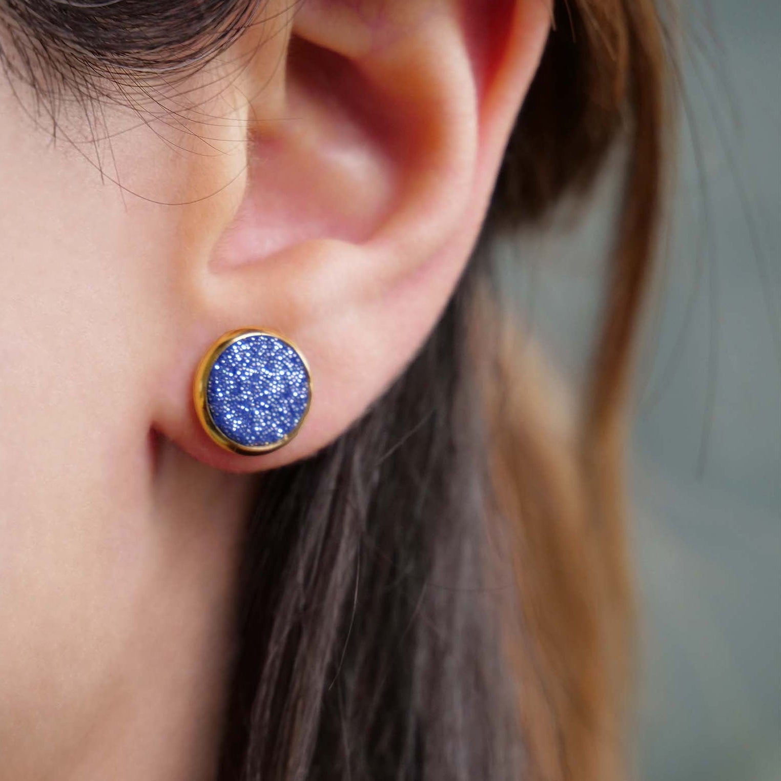 petites puces d'oreilles dorées rondes colorées cuirs bleu pailletée argent