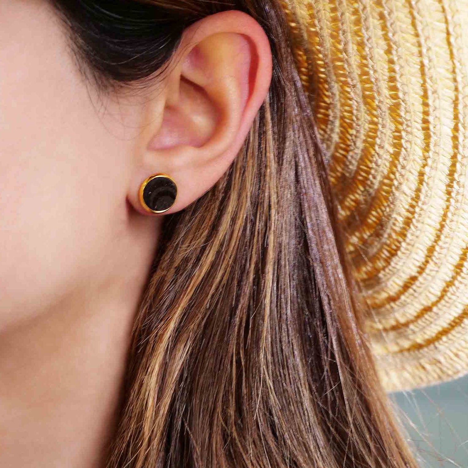 petites puces d'oreilles dorées rondes colorées cuirs pailleté motif cercles