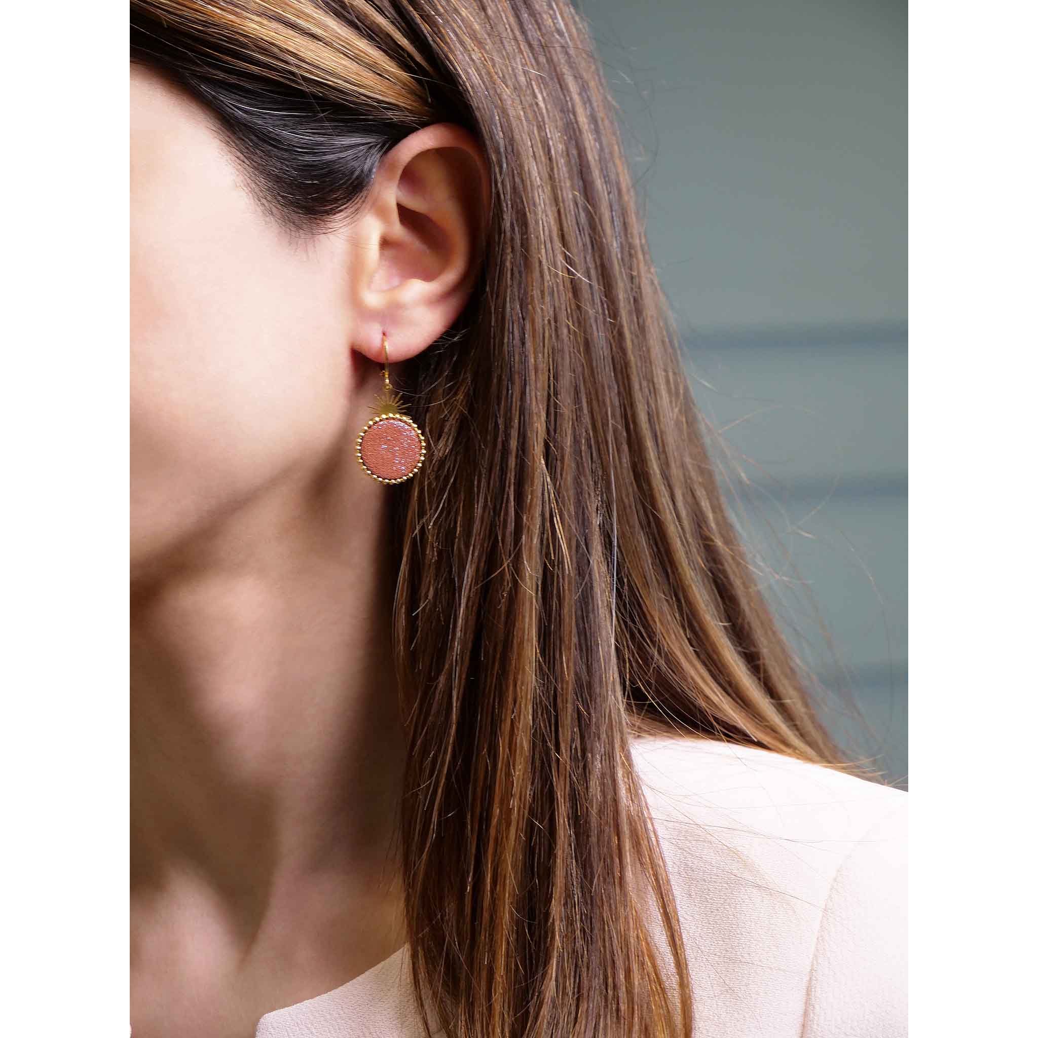 petites boucles d'oreilles soleil cuirs pailletés brique acier doré or fin