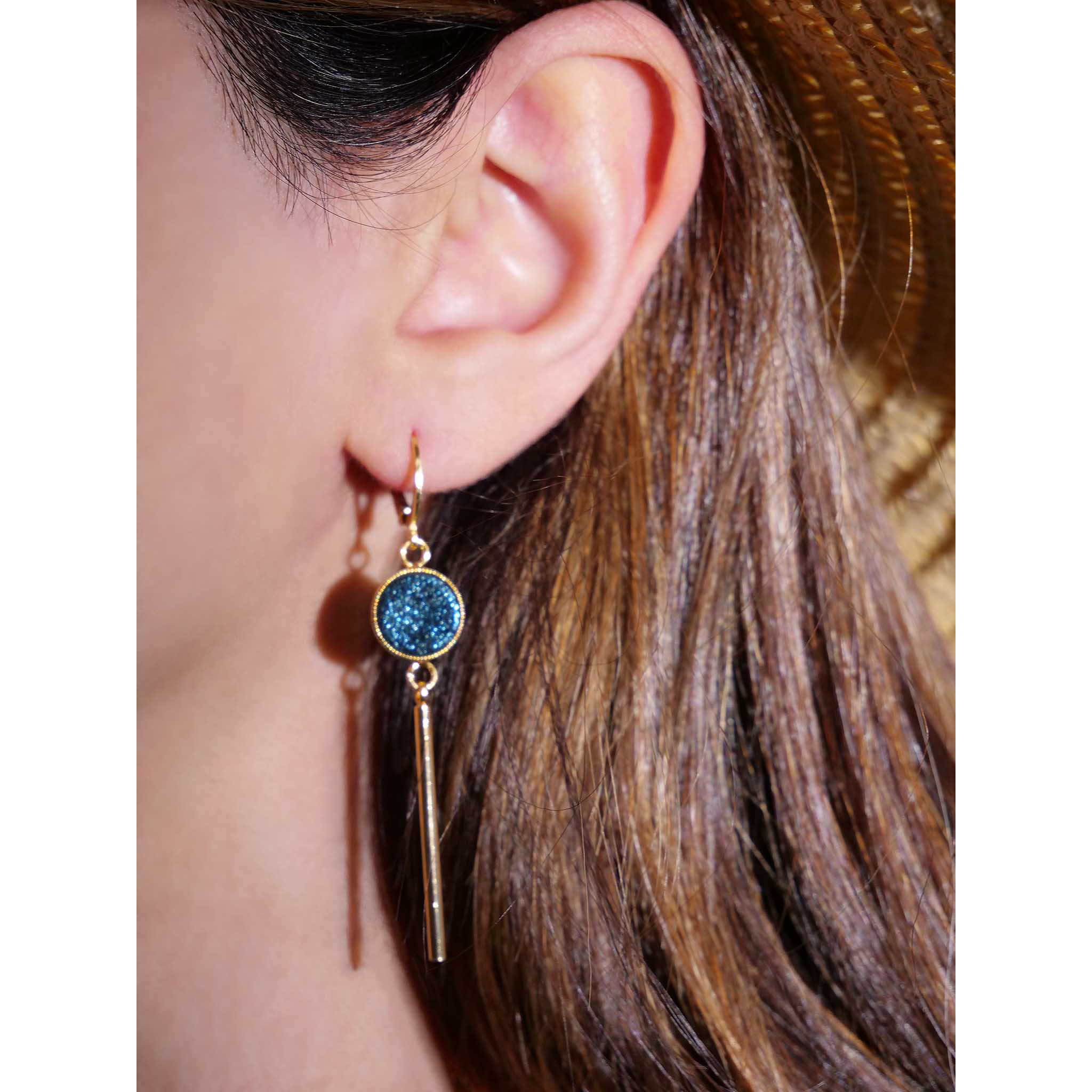 boucles d'oreilles pendantes dormeuses fines cuir bleu pailleté